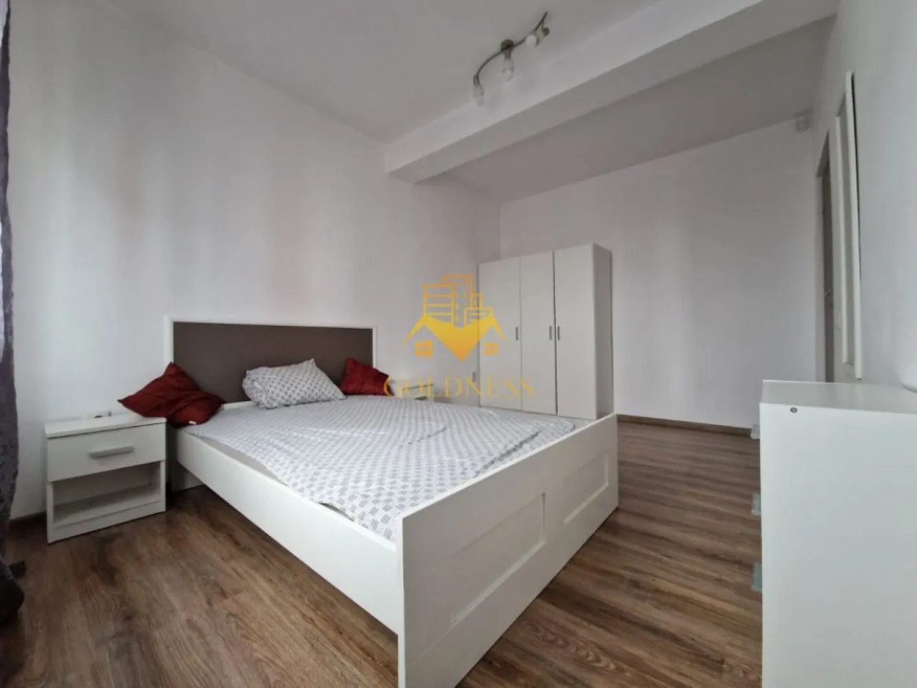 3 camere, modern,parcare, 2 bai,Gheorgheni, zona Fagului, Pet Friendly - GOLDNESS Imobiliare vă propune spre închiriere un apartament cu 3 camere complet mobilat și utilat, la etajul 1 într-un imobil de 2 etaje, în Cartierul Gheorgheni.
Dispune de loc de parcare!
Se află în apropierea stațiilor de transport în comun, magazine, restaurante, spații verzi, farmacii, etc. 

Apartamentul este compartimentat astfel:
 - dormitor cu pat matrimonial, dressing, noptiere
 - dormitor cu pat matrimonial, dressing, noptiere, TV
 - living cu canapea extensibila, spatiu pentru depozitare, TV
 - bucatarie complet mobilata, utilata, loc de luat masa
 - baie cu cabina de dus, calorifer port prosop și dulap pentru depozitare.
 - baie cu cada, calorifer port prosop și dulap pentru depozitare.

Imobilul este dotat cu toate cele necesare- centrală proprie, mașină de spălat haine, frigider, plită electrică, hotă, etc. 

Dacă sunteți interesați de acest apartament și doriți să îl vizionați, dar și pentru alte oferte nu ezitați să ne contactați telefonic sau prin e-mail. Vă stăm la dispoziție!

Pentru intermediere se percepe un comision de 50% din prețul chiriei!