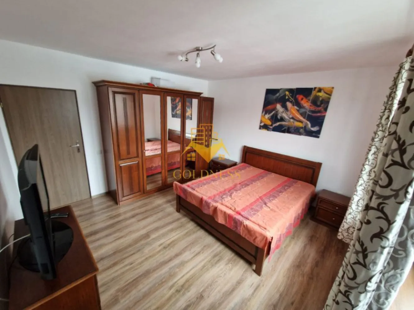 3 camere, modern,parcare, 2 bai,Gheorgheni, zona Fagului, Pet Friendly - GOLDNESS Imobiliare vă propune spre închiriere un apartament cu 3 camere complet mobilat și utilat, la etajul 1 într-un imobil de 2 etaje, în Cartierul Gheorgheni.
Dispune de loc de parcare!
Se află în apropierea stațiilor de transport în comun, magazine, restaurante, spații verzi, farmacii, etc. 

Apartamentul este compartimentat astfel:
 - dormitor cu pat matrimonial, dressing, noptiere
 - dormitor cu pat matrimonial, dressing, noptiere, TV
 - living cu canapea extensibila, spatiu pentru depozitare, TV
 - bucatarie complet mobilata, utilata, loc de luat masa
 - baie cu cabina de dus, calorifer port prosop și dulap pentru depozitare.
 - baie cu cada, calorifer port prosop și dulap pentru depozitare.

Imobilul este dotat cu toate cele necesare- centrală proprie, mașină de spălat haine, frigider, plită electrică, hotă, etc. 

Dacă sunteți interesați de acest apartament și doriți să îl vizionați, dar și pentru alte oferte nu ezitați să ne contactați telefonic sau prin e-mail. Vă stăm la dispoziție!

Pentru intermediere se percepe un comision de 50% din prețul chiriei!