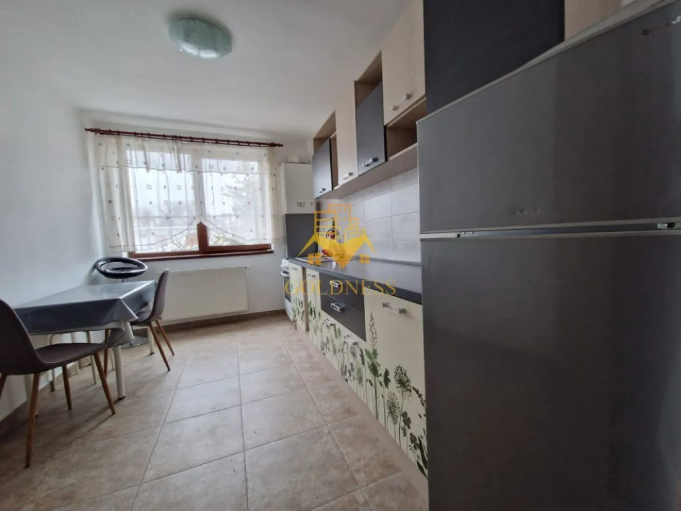 3 camere, modern,parcare, 2 bai,Gheorgheni, zona Fagului, Pet Friendly - GOLDNESS Imobiliare vă propune spre închiriere un apartament cu 3 camere complet mobilat și utilat, la etajul 1 într-un imobil de 2 etaje, în Cartierul Gheorgheni.
Dispune de loc de parcare!
Se află în apropierea stațiilor de transport în comun, magazine, restaurante, spații verzi, farmacii, etc. 

Apartamentul este compartimentat astfel:
 - dormitor cu pat matrimonial, dressing, noptiere
 - dormitor cu pat matrimonial, dressing, noptiere, TV
 - living cu canapea extensibila, spatiu pentru depozitare, TV
 - bucatarie complet mobilata, utilata, loc de luat masa
 - baie cu cabina de dus, calorifer port prosop și dulap pentru depozitare.
 - baie cu cada, calorifer port prosop și dulap pentru depozitare.

Imobilul este dotat cu toate cele necesare- centrală proprie, mașină de spălat haine, frigider, plită electrică, hotă, etc. 

Dacă sunteți interesați de acest apartament și doriți să îl vizionați, dar și pentru alte oferte nu ezitați să ne contactați telefonic sau prin e-mail. Vă stăm la dispoziție!

Pentru intermediere se percepe un comision de 50% din prețul chiriei!