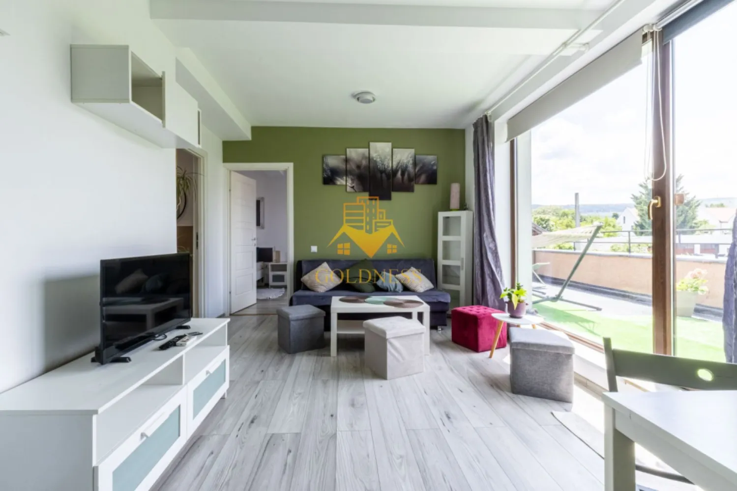 2 camere, parcare, terasa 30mp ,Gheorgheni, zona Fagului, Pet Friendly - GOLDNESS Imobiliare vă propune spre închiriere un apartament cu 3 camere complet mobilat și utilat, la etajul 3 într-un imobil de 3 etaje, în Cartierul Gheorgheni.
Dispune de loc de parcare inclusa in pret!
Se află în apropierea stațiilor de transport în comun, magazine, restaurante, spații verzi, farmacii, etc. 

Apartamentul este compartimentat astfel:
 - dormitor cu pat matrimonial, dressing, noptiere, birou
 - living cu canapea extensibila, spatiu pentru depozitare, TV, loc de luat masa
 - bucatarie complet mobilata, utilata
 - baie cu cabina de dus, calorifer port prosop și dulap pentru depozitare.
- terasa 30 mp

Imobilul este dotat cu toate cele necesare- centrală proprie, mașină de spălat haine, frigider, plită electrică, hotă, etc. 

Dacă sunteți interesați de acest apartament și doriți să îl vizionați, dar și pentru alte oferte nu ezitați să ne contactați telefonic sau prin e-mail. Vă stăm la dispoziție!

Pentru intermediere se percepe un comision de 50% din prețul chiriei!
