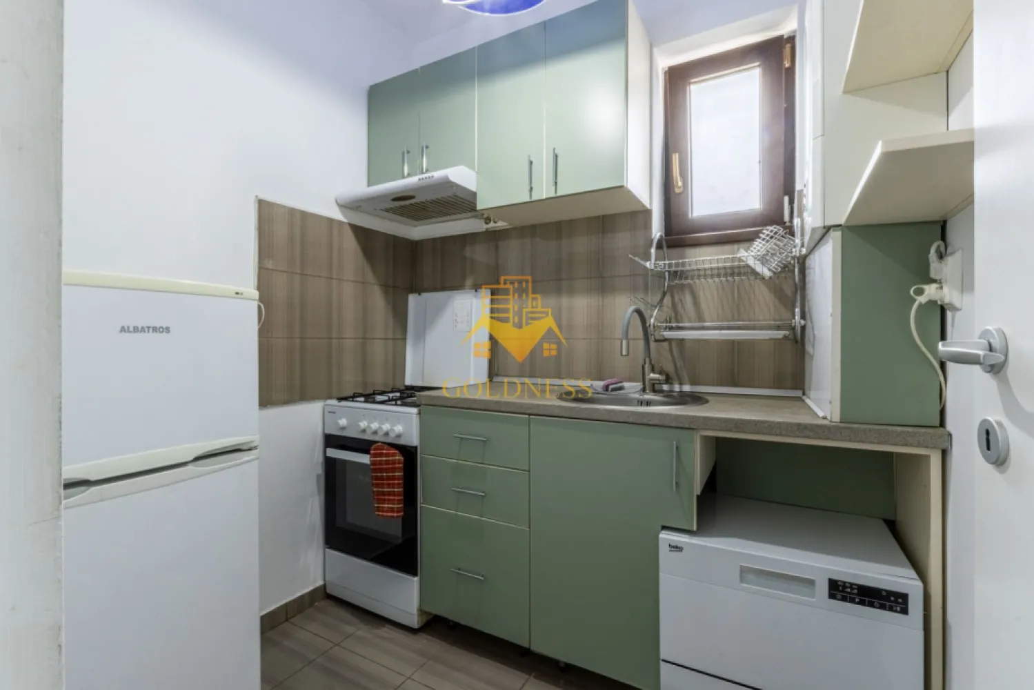 2 camere, parcare, terasa 30mp ,Gheorgheni, zona Fagului, Pet Friendly - GOLDNESS Imobiliare vă propune spre închiriere un apartament cu 3 camere complet mobilat și utilat, la etajul 3 într-un imobil de 3 etaje, în Cartierul Gheorgheni.
Dispune de loc de parcare inclusa in pret!
Se află în apropierea stațiilor de transport în comun, magazine, restaurante, spații verzi, farmacii, etc. 

Apartamentul este compartimentat astfel:
 - dormitor cu pat matrimonial, dressing, noptiere, birou
 - living cu canapea extensibila, spatiu pentru depozitare, TV, loc de luat masa
 - bucatarie complet mobilata, utilata
 - baie cu cabina de dus, calorifer port prosop și dulap pentru depozitare.
- terasa 30 mp

Imobilul este dotat cu toate cele necesare- centrală proprie, mașină de spălat haine, frigider, plită electrică, hotă, etc. 

Dacă sunteți interesați de acest apartament și doriți să îl vizionați, dar și pentru alte oferte nu ezitați să ne contactați telefonic sau prin e-mail. Vă stăm la dispoziție!

Pentru intermediere se percepe un comision de 50% din prețul chiriei!