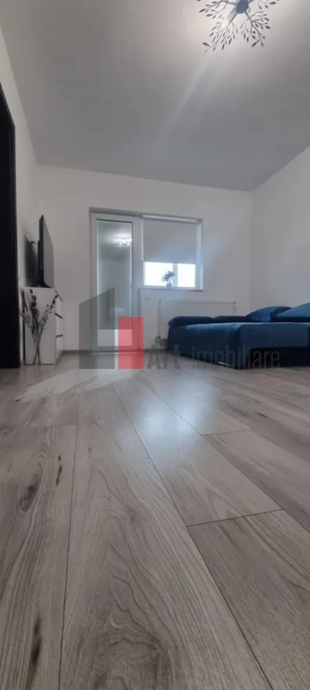 Garsoniera de inchiriat-Aparatorii Patriei-cu centrala - Garsoniera de inchiriat, în complex rezidenţial, complet mobilata, cu bucatarie inchisa, cu aer conditionat (urmeaza sa se puna), cu balcon inchis, la etajul 4/4, SD, constructie 2022, cu o suprafata de 37MP, cu centrala, TV mare, cu lift. Locuinta este la 2 statii autobuz de metrou Aparatorii Patriei/Dimitrie Leonida, aprox la 15 min mers pe jos. NU se permit animale de companie. NU se accepta persoane care fumeaza. Se solicita o luna avans si o luna garantie.