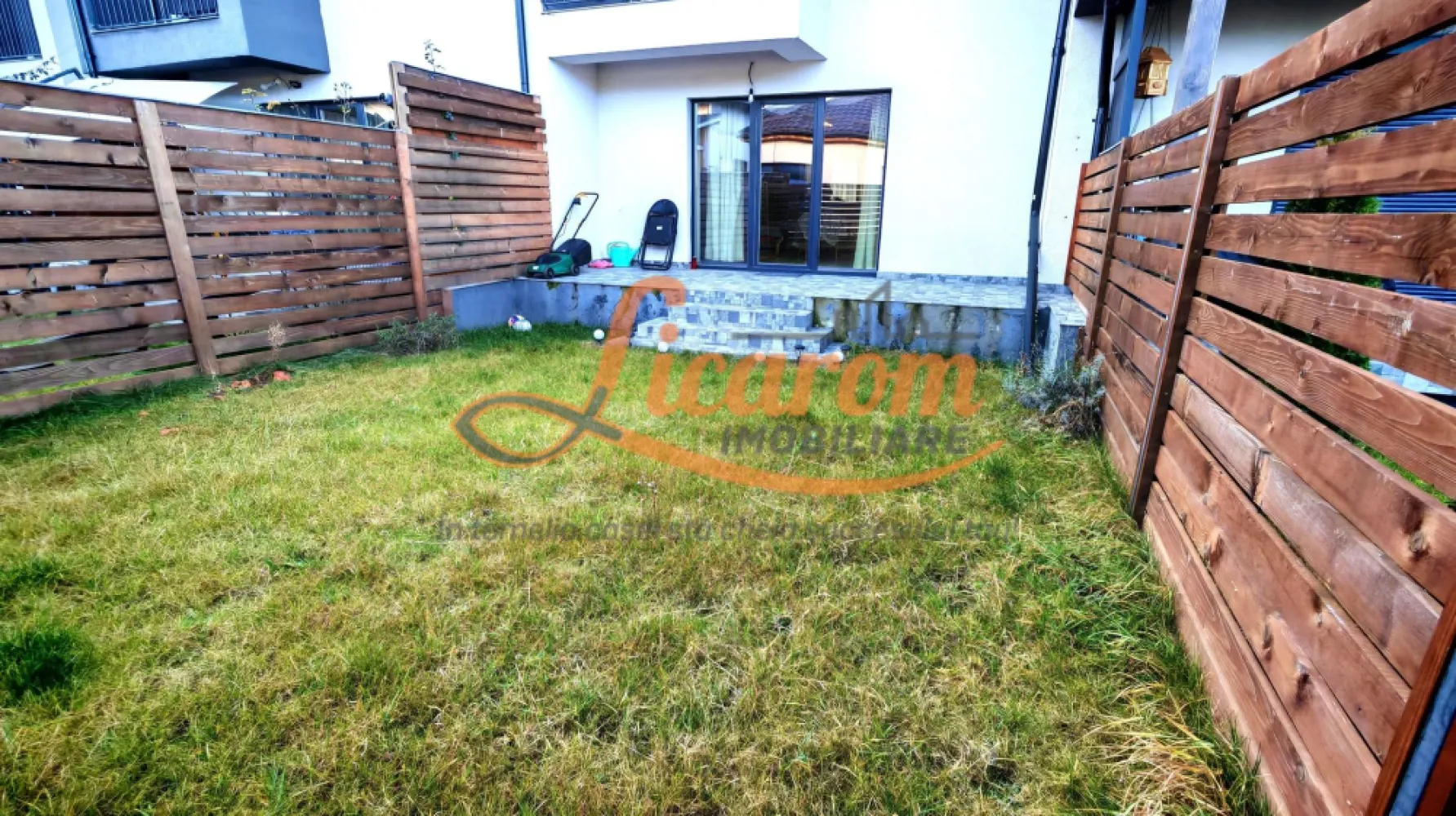 Comision 0. Vila tip DUPLEX ,semimobilata,IZVOR Tarlungeni S+P+E. - Comision 0.
Licarom Imobiliare are placerea de a prezenta spre vanzare o vila tip insiruita asezata pe o suprafata de teren de 210 mp,in Cartierul IZVOR -Tarlungeni construita in anul 2022.
Constructia este solida din CARAMIDA POROTHERM, este termoizolata foarte bine ,fiind asezata in mijloc,este,foarte calduroasa.
Este dispusa pe S+P+E,avand urmatoarea compozitie:
La PARTER avem: hol intrare,baie cu dus, bucatarie open space comuna cu livingul care este foarte mare si de unde se iese pe terasa si in curtea din spate;
La ETAJ avem 3 dormitoare dintre care unul are balcon,hol,si o baie mare dotata cu cada, care deserveste cele 3 dormitoare.
Bucataria este mobIlata si utilata complet avand mobier la comanda, celelalte incaperi sunt semimobilate,lasand astfel posibilitatea noului proprietar sa isi puna amprenta personala la designul interior.
Subsolul este mare, in suprafata de 13 mp.
Proprietatea este "La cheie" amenajata cu finisaje moderne,racordata la utilitati curent,gaz,apa si canalizarea este pe regim de fosa septica.
Terenul proprietatii este dispus pe partea din fata casei,unde se poate parca si masina,si gradina din spate care este ingradita,are intimitate si unde se pot crea amintiri frumoase cu familia.

Facilitatile zonei: mijloace de transport in comun RATBV, farmacie, magazine alimentare, medic de familie, cabinet veterinar, restaurant, balon fotbal, frizerie/coafor, etc.

Pretul este 145000 euro negociabil.
Pretabila pentru achizitie cu cash(transfer bancar) sau credit.
PROPRIETATEA ESTE LIBERA, DIDPONIBILA OENTRU MUTARE IMEDIATA.

INVITAM COLEGII LA COLABORARE.

Pentru mai multe informatii si vizionari,nu ezitati sa ne contactati la telefon 0723985424 Consultant Imobiliar Liliana si 0741059397 Consultant imobiliar Calin.