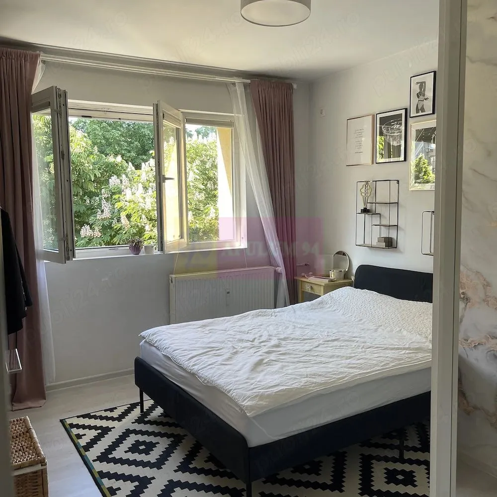 2 camere Drumul Taberei - Favorit | 2 min metrou, mobilat, zona verde - Agentia Imobiliara Apulum 94, va ofera spre vanzare
Apartament 2 camere, semidecomandat, zona Favorit , la 2 minute reale de mers pe jos pana la metrou, intr-o zona foarte linistita, cu mult spatiu verde si fara zgomot trafic. Orientare sud, foarte luminos. Renovat si foarte bine intretinut. Instalatia electrica refacuta complet, iar instalația sanitara a fost refacuta integral la bucatarie, inclusiv tevile comune ale blocului.

Bloc reabilitat termic si anvelopat, terasa blocului refacuta relativ recent; bloc pe structura de beton armat si caramida. Bloc curat, vecini civilizati.

45.95 mp utili (48.83 mp total), etajul 4 4

Se vinde complet mobilat și utilat:

mobilier bucatarie realizat integral la comanda
bucatarie spatioasa, complet utilata: plita cu inductie, cuptor electric, hota, masina de spalat vase, masina de spalat rufe, cuptor cu microunde, prize multiple
aer conditionat
Alte beneficii: balcon inchis, geamuri termopan, usa metalica, multiple spatii de depozitare. Baia este compacta si prevazuta cu ventilatie electrica.

Localizare:

2 minute pana la metrou Favorit
10 minute pana la Parcul Drumul Taberei (Moghioroș)
15 minute pana la AFI Cotroceni si Plaza Romania
7 minute de piata Moghioros si piata Orizont
 gradinita, liceu si facilitati in apropiere
Apartamentul este potrivit pentru persoane care cauta o locuinta luminoasa, complet mobilata si bine utilata, intr-o zona verde si linistita a Bucurestiului