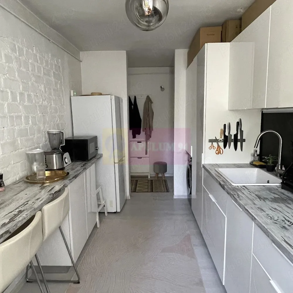 2 camere Drumul Taberei - Favorit | 2 min metrou, mobilat, zona verde - Agentia Imobiliara Apulum 94, va ofera spre vanzare
Apartament 2 camere, semidecomandat, zona Favorit , la 2 minute reale de mers pe jos pana la metrou, intr-o zona foarte linistita, cu mult spatiu verde si fara zgomot trafic. Orientare sud, foarte luminos. Renovat si foarte bine intretinut. Instalatia electrica refacuta complet, iar instalația sanitara a fost refacuta integral la bucatarie, inclusiv tevile comune ale blocului.

Bloc reabilitat termic si anvelopat, terasa blocului refacuta relativ recent; bloc pe structura de beton armat si caramida. Bloc curat, vecini civilizati.

45.95 mp utili (48.83 mp total), etajul 4 4

Se vinde complet mobilat și utilat:

mobilier bucatarie realizat integral la comanda
bucatarie spatioasa, complet utilata: plita cu inductie, cuptor electric, hota, masina de spalat vase, masina de spalat rufe, cuptor cu microunde, prize multiple
aer conditionat
Alte beneficii: balcon inchis, geamuri termopan, usa metalica, multiple spatii de depozitare. Baia este compacta si prevazuta cu ventilatie electrica.

Localizare:

2 minute pana la metrou Favorit
10 minute pana la Parcul Drumul Taberei (Moghioroș)
15 minute pana la AFI Cotroceni si Plaza Romania
7 minute de piata Moghioros si piata Orizont
 gradinita, liceu si facilitati in apropiere
Apartamentul este potrivit pentru persoane care cauta o locuinta luminoasa, complet mobilata si bine utilata, intr-o zona verde si linistita a Bucurestiului
