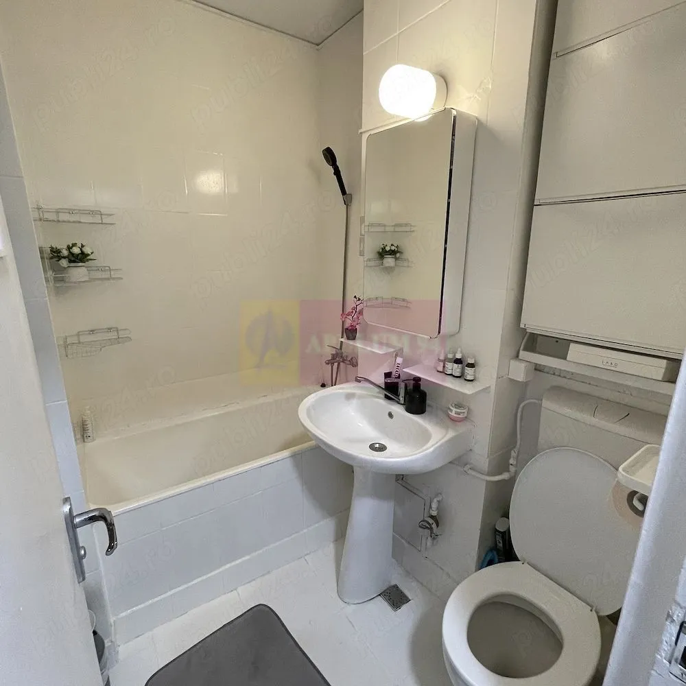 2 camere Drumul Taberei - Favorit | 2 min metrou, mobilat, zona verde - Agentia Imobiliara Apulum 94, va ofera spre vanzare
Apartament 2 camere, semidecomandat, zona Favorit , la 2 minute reale de mers pe jos pana la metrou, intr-o zona foarte linistita, cu mult spatiu verde si fara zgomot trafic. Orientare sud, foarte luminos. Renovat si foarte bine intretinut. Instalatia electrica refacuta complet, iar instalația sanitara a fost refacuta integral la bucatarie, inclusiv tevile comune ale blocului.

Bloc reabilitat termic si anvelopat, terasa blocului refacuta relativ recent; bloc pe structura de beton armat si caramida. Bloc curat, vecini civilizati.

45.95 mp utili (48.83 mp total), etajul 4 4

Se vinde complet mobilat și utilat:

mobilier bucatarie realizat integral la comanda
bucatarie spatioasa, complet utilata: plita cu inductie, cuptor electric, hota, masina de spalat vase, masina de spalat rufe, cuptor cu microunde, prize multiple
aer conditionat
Alte beneficii: balcon inchis, geamuri termopan, usa metalica, multiple spatii de depozitare. Baia este compacta si prevazuta cu ventilatie electrica.

Localizare:

2 minute pana la metrou Favorit
10 minute pana la Parcul Drumul Taberei (Moghioroș)
15 minute pana la AFI Cotroceni si Plaza Romania
7 minute de piata Moghioros si piata Orizont
 gradinita, liceu si facilitati in apropiere
Apartamentul este potrivit pentru persoane care cauta o locuinta luminoasa, complet mobilata si bine utilata, intr-o zona verde si linistita a Bucurestiului