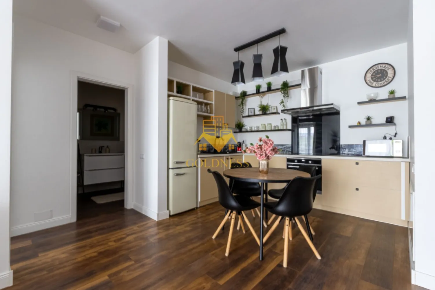 2 camere, garaj, bloc nou, Zorilor zona Golden Tulip,LIDL, Frunzisului - GOLDNESS Imobiliare vă propune spre închiriere un apartament cu 2 camere complet mobilat și utilat, la etajul 3 într-un imobil de 14 etaje, în Cartierul Zoriloir.
Dispune de loc de parcare subterana!
Se află în apropierea stațiilor de transport în comun, magazine, restaurante, spații verzi, farmacii, etc. 

Apartamentul este compartimentat astfel:
 - dormitor cu pat matrimonial, dressing, noptiere
 - living cu bucatarie open space complet utilată și mobilată, canapea extensibilă, loc de servit masa 
 - baie cu cabina de dus, calorifer port prosop și dulap pentru depozitare.
 - terasa de 12 mp.

Imobilul este dotat cu toate cele necesare- centrală proprie, frigider, aragaz, hotă, mașină de spălat haine, etc. 

Dacă sunteți interesați de acest apartament și doriți să îl vizionați, dar și pentru alte oferte nu ezitați să ne contactați telefonic sau prin e-mail. Vă stăm la dispoziție!
Pentru intermediere se percepe un comision de 50% din prețul chiriei!