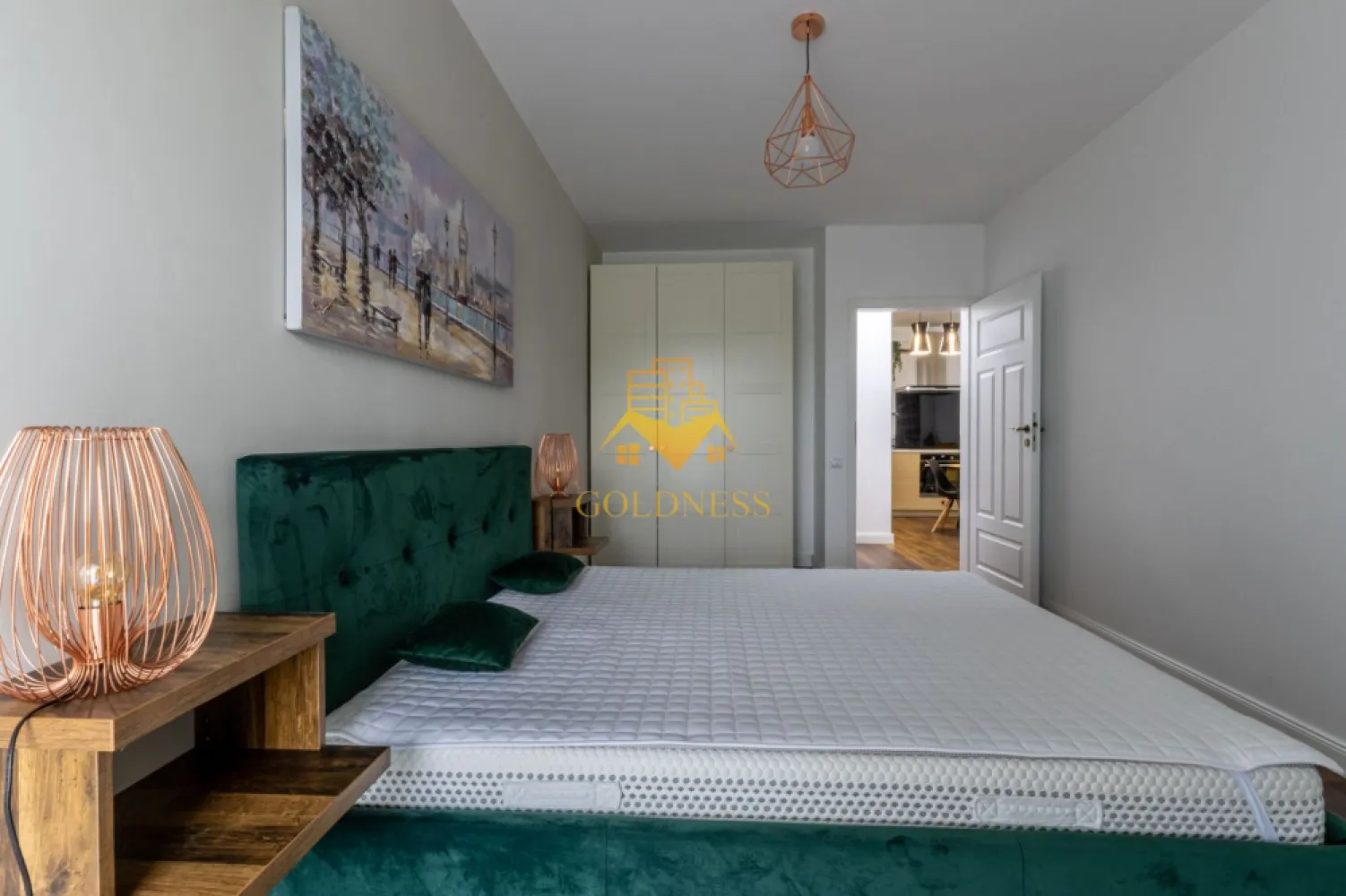 2 camere, garaj, bloc nou, Zorilor zona Golden Tulip,LIDL, Frunzisului - GOLDNESS Imobiliare vă propune spre închiriere un apartament cu 2 camere complet mobilat și utilat, la etajul 3 într-un imobil de 14 etaje, în Cartierul Zoriloir.
Dispune de loc de parcare subterana!
Se află în apropierea stațiilor de transport în comun, magazine, restaurante, spații verzi, farmacii, etc. 

Apartamentul este compartimentat astfel:
 - dormitor cu pat matrimonial, dressing, noptiere
 - living cu bucatarie open space complet utilată și mobilată, canapea extensibilă, loc de servit masa 
 - baie cu cabina de dus, calorifer port prosop și dulap pentru depozitare.
 - terasa de 12 mp.

Imobilul este dotat cu toate cele necesare- centrală proprie, frigider, aragaz, hotă, mașină de spălat haine, etc. 

Dacă sunteți interesați de acest apartament și doriți să îl vizionați, dar și pentru alte oferte nu ezitați să ne contactați telefonic sau prin e-mail. Vă stăm la dispoziție!
Pentru intermediere se percepe un comision de 50% din prețul chiriei!