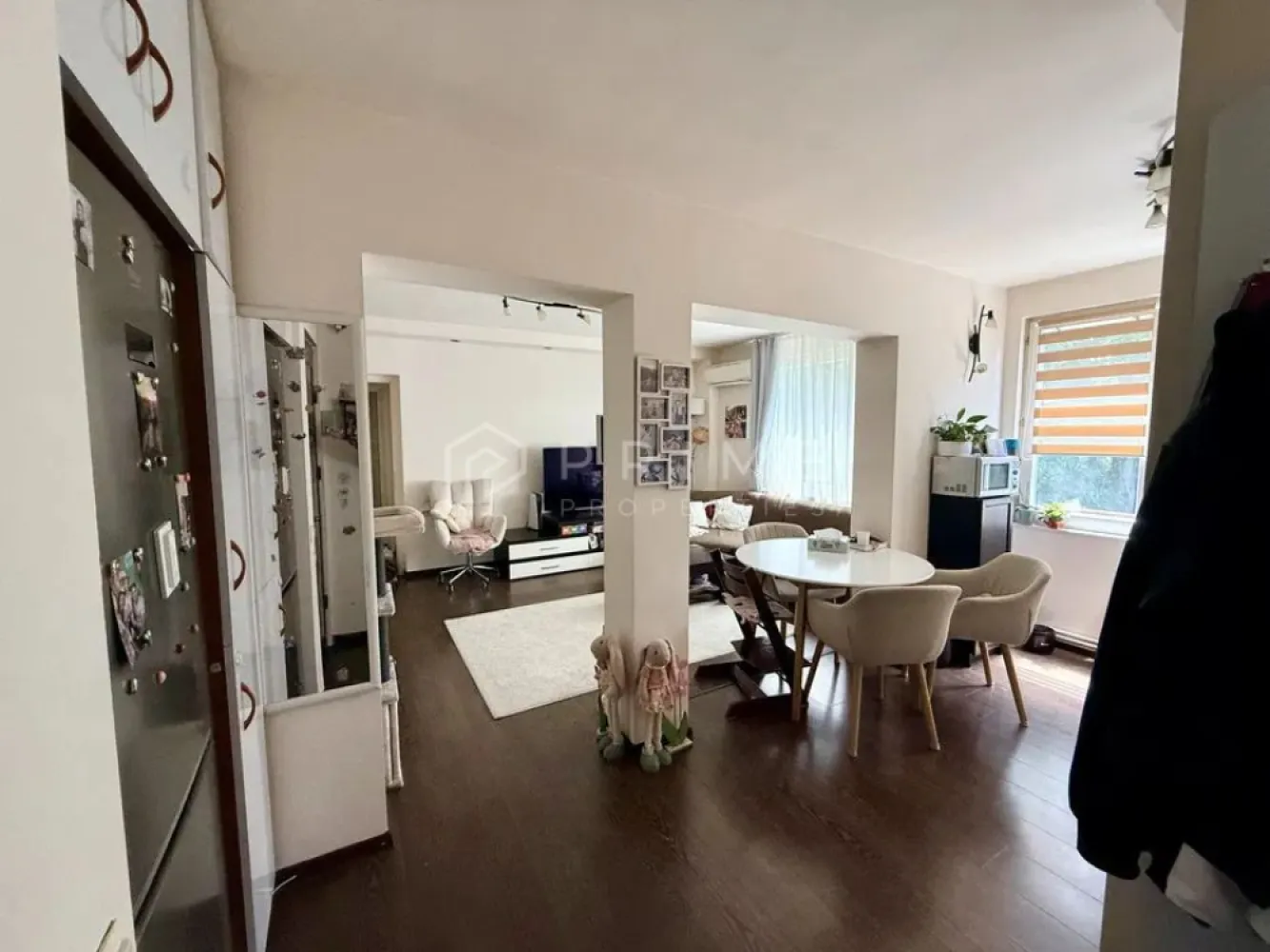 Apartament cu 3 camere – Cartier Cornișa, Strada Victor Babeș - Vă propunem spre vânzare un apartament cu 3 camere, situat în probabil cea mai căutată zonă imobiliară din Târgu Mureș: cartierul Cornișa, pe strada Victor Babeș. Datorită poziționării sale ultra-strategice, proprietatea reprezintă o oportunitate de top pentru investiție (randament excelent la închiriere pentru studenți) sau pentru locuit.

Detalii principale:

Suprafață totală: 57 mp
Regim de înălțime: Etajul 3 din 4
Compartimentare modernă: Configurat inteligent pentru a maximiza spațiul, fiind compus din living cu bucătărie de tip open space, două dormitoare separate, o baie și balcon.
Stare și disponibilitate:
Dotări: Apartamentul se vinde parțial mobilat și utilat, oferind noilor proprietari flexibilitate în personalizarea spațiului.
Eliberare: Proprietatea se poate elibera în termen de aproximativ 6 săptămâni

Localizare de excepție:
Apartamentul se află în imediata proximitate a punctelor de interes majore ale zonei:
Universitatea de Medicină, Farmacie, Științe și Tehnologie (UMFST)
Căminele studențești
Clinicile medicale și Spitalul Clinic Județean de Urgență
Stații de transport în comun, spații verzi și zone comerciale

Fie că vă doriți o locuință într-o zonă verde și liniștită, fie că doriți să faceți o investiție sigură pe piața chiriilor cu adresabilitate directă către studenți și cadre medicale, acest apartament este alegerea ideală.

Promisiunea Prime Properties:
Vă oferim siguranță, transparență și servicii impecabile pe tot parcursul drumului către casa ideală. Dacă această proprietate nu corespunde nevoilor dumneavoastră, lăsați-ne să găsim alternativa potrivită stilului dumneavoastră de viață.

Pentru informații suplimentare și programarea unei vizionări, vă rugăm să ne contactați.