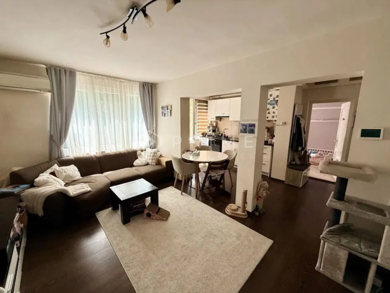 Apartament cu 3 camere – Cartier Cornișa, Strada Victor Babeș - Vă propunem spre vânzare un apartament cu 3 camere, situat în probabil cea mai căutată zonă imobiliară din Târgu Mureș: cartierul Cornișa, pe strada Victor Babeș. Datorită poziționării sale ultra-strategice, proprietatea reprezintă o oportunitate de top pentru investiție (randament excelent la închiriere pentru studenți) sau pentru locuit.

Detalii principale:

Suprafață totală: 57 mp
Regim de înălțime: Etajul 3 din 4
Compartimentare modernă: Configurat inteligent pentru a maximiza spațiul, fiind compus din living cu bucătărie de tip open space, două dormitoare separate, o baie și balcon.
Stare și disponibilitate:
Dotări: Apartamentul se vinde parțial mobilat și utilat, oferind noilor proprietari flexibilitate în personalizarea spațiului.
Eliberare: Proprietatea se poate elibera în termen de aproximativ 6 săptămâni

Localizare de excepție:
Apartamentul se află în imediata proximitate a punctelor de interes majore ale zonei:
Universitatea de Medicină, Farmacie, Științe și Tehnologie (UMFST)
Căminele studențești
Clinicile medicale și Spitalul Clinic Județean de Urgență
Stații de transport în comun, spații verzi și zone comerciale

Fie că vă doriți o locuință într-o zonă verde și liniștită, fie că doriți să faceți o investiție sigură pe piața chiriilor cu adresabilitate directă către studenți și cadre medicale, acest apartament este alegerea ideală.

Promisiunea Prime Properties:
Vă oferim siguranță, transparență și servicii impecabile pe tot parcursul drumului către casa ideală. Dacă această proprietate nu corespunde nevoilor dumneavoastră, lăsați-ne să găsim alternativa potrivită stilului dumneavoastră de viață.

Pentru informații suplimentare și programarea unei vizionări, vă rugăm să ne contactați.