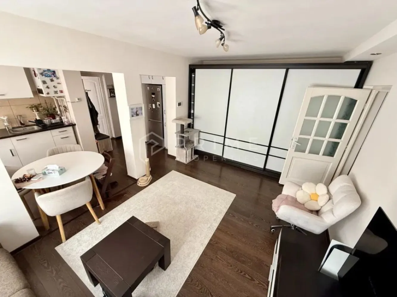 Apartament cu 3 camere – Cartier Cornișa, Strada Victor Babeș - Vă propunem spre vânzare un apartament cu 3 camere, situat în probabil cea mai căutată zonă imobiliară din Târgu Mureș: cartierul Cornișa, pe strada Victor Babeș. Datorită poziționării sale ultra-strategice, proprietatea reprezintă o oportunitate de top pentru investiție (randament excelent la închiriere pentru studenți) sau pentru locuit.

Detalii principale:

Suprafață totală: 57 mp
Regim de înălțime: Etajul 3 din 4
Compartimentare modernă: Configurat inteligent pentru a maximiza spațiul, fiind compus din living cu bucătărie de tip open space, două dormitoare separate, o baie și balcon.
Stare și disponibilitate:
Dotări: Apartamentul se vinde parțial mobilat și utilat, oferind noilor proprietari flexibilitate în personalizarea spațiului.
Eliberare: Proprietatea se poate elibera în termen de aproximativ 6 săptămâni

Localizare de excepție:
Apartamentul se află în imediata proximitate a punctelor de interes majore ale zonei:
Universitatea de Medicină, Farmacie, Științe și Tehnologie (UMFST)
Căminele studențești
Clinicile medicale și Spitalul Clinic Județean de Urgență
Stații de transport în comun, spații verzi și zone comerciale

Fie că vă doriți o locuință într-o zonă verde și liniștită, fie că doriți să faceți o investiție sigură pe piața chiriilor cu adresabilitate directă către studenți și cadre medicale, acest apartament este alegerea ideală.

Promisiunea Prime Properties:
Vă oferim siguranță, transparență și servicii impecabile pe tot parcursul drumului către casa ideală. Dacă această proprietate nu corespunde nevoilor dumneavoastră, lăsați-ne să găsim alternativa potrivită stilului dumneavoastră de viață.

Pentru informații suplimentare și programarea unei vizionări, vă rugăm să ne contactați.