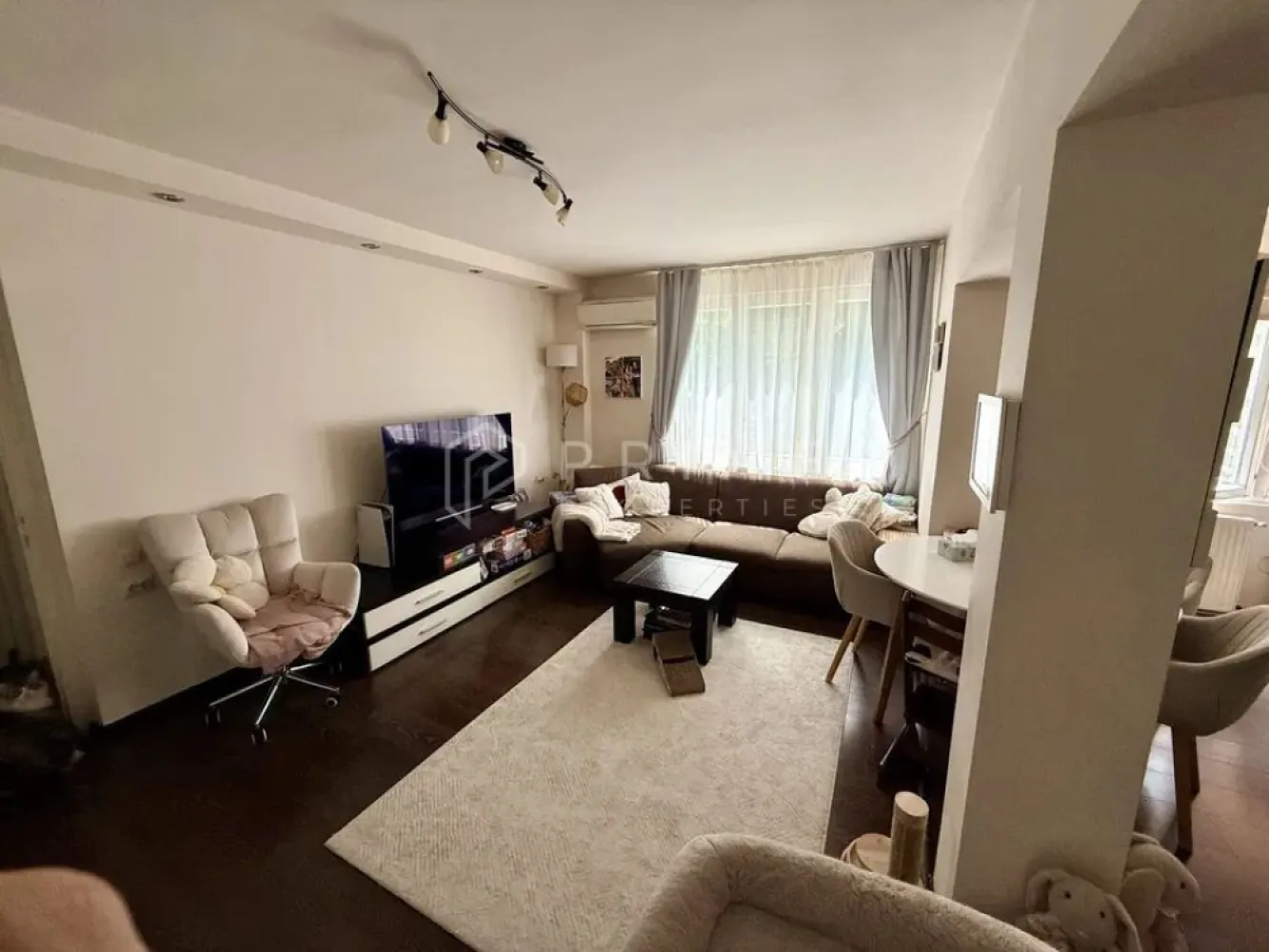 Apartament cu 3 camere – Cartier Cornișa, Strada Victor Babeș - Vă propunem spre vânzare un apartament cu 3 camere, situat în probabil cea mai căutată zonă imobiliară din Târgu Mureș: cartierul Cornișa, pe strada Victor Babeș. Datorită poziționării sale ultra-strategice, proprietatea reprezintă o oportunitate de top pentru investiție (randament excelent la închiriere pentru studenți) sau pentru locuit.

Detalii principale:

Suprafață totală: 57 mp
Regim de înălțime: Etajul 3 din 4
Compartimentare modernă: Configurat inteligent pentru a maximiza spațiul, fiind compus din living cu bucătărie de tip open space, două dormitoare separate, o baie și balcon.
Stare și disponibilitate:
Dotări: Apartamentul se vinde parțial mobilat și utilat, oferind noilor proprietari flexibilitate în personalizarea spațiului.
Eliberare: Proprietatea se poate elibera în termen de aproximativ 6 săptămâni

Localizare de excepție:
Apartamentul se află în imediata proximitate a punctelor de interes majore ale zonei:
Universitatea de Medicină, Farmacie, Științe și Tehnologie (UMFST)
Căminele studențești
Clinicile medicale și Spitalul Clinic Județean de Urgență
Stații de transport în comun, spații verzi și zone comerciale

Fie că vă doriți o locuință într-o zonă verde și liniștită, fie că doriți să faceți o investiție sigură pe piața chiriilor cu adresabilitate directă către studenți și cadre medicale, acest apartament este alegerea ideală.

Promisiunea Prime Properties:
Vă oferim siguranță, transparență și servicii impecabile pe tot parcursul drumului către casa ideală. Dacă această proprietate nu corespunde nevoilor dumneavoastră, lăsați-ne să găsim alternativa potrivită stilului dumneavoastră de viață.

Pentru informații suplimentare și programarea unei vizionări, vă rugăm să ne contactați.