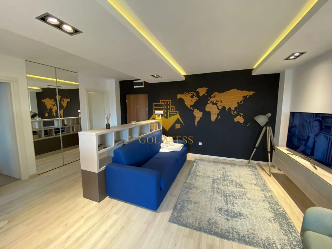 2 camere open space, Parcare, Premium, Fsega, Iulius Mall,Intre Lacuri - GOLDNESS Imobiliare vă propune spre închiriere un apartament cu camere complet mobilat și utilat, la etajul într-un imobil de etaje, în Cartierul Intre Lacuri.
Dispune de loc de parcare subteran!
Se află în apropierea stațiilor de transport în comun, magazine, restaurante, spații verzi, farmacii, etc. 

Apartamentul este compartimentat astfel:
 - dormitor cu pat matrimonial, dressing, noptiere
 - living cu bucatarie open space complet utilată și mobilată, canapea extensibilă, loc de servit masa 
 - baie cu dus walk-in, calorifer port prosop și dulap pentru depozitare.
 - balcon de 6 mp.

Imobilul este dotat cu toate cele necesare- centrală proprie, frigider, aragaz, hotă, mașină de spălat haine si vase, aer conditionat, etc. 

Dacă sunteți interesați de acest apartament și doriți să îl vizionați, dar și pentru alte oferte nu ezitați să ne contactați telefonic sau prin e-mail. Vă stăm la dispoziție!
Pentru intermediere se percepe un comision de 50% din prețul chiriei!