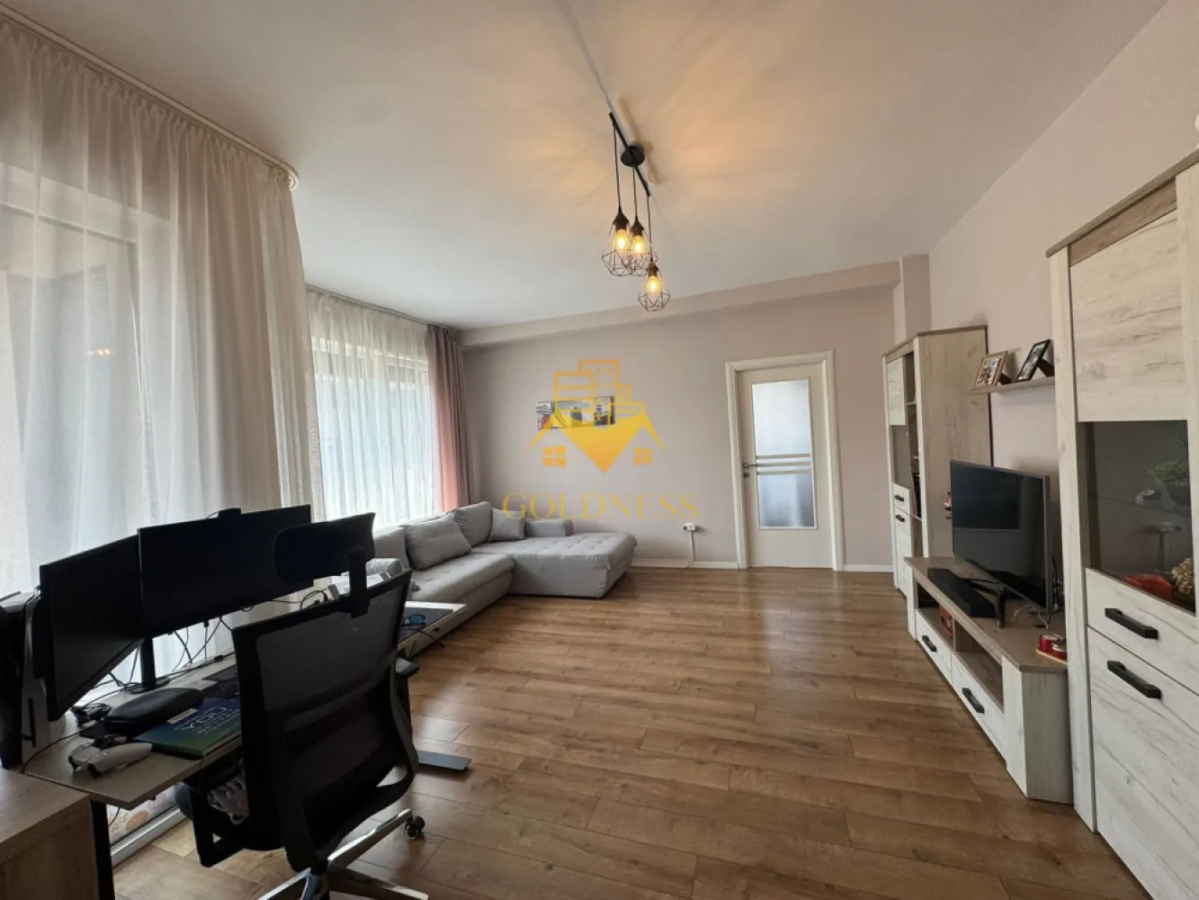 2 camere, terasa 14, parcare,Andrei Muresanu Zona Revo, Pet Friendly - GOLDNESS Imobiliare vă propune spre închiriere un apartament cu 2 camere complet mobilat și utilat, la etajul 4 într-un imobil de 5 etaje, în Cartierul Andrei Muresanu.
Dispune de loc de parcare subterana inclusa in pret!
Se află în apropierea stațiilor de transport în comun, magazine, restaurante, spații verzi, farmacii, etc. 

Apartamentul este compartimentat astfel:
 - dormitor cu pat matrimonial, dressing, noptiere
 - living cu canapea extensibila, spatiu pentru depozitare, TV
 - bucatarie complet mobilata, utilata, loc de luat masa
 - baie cu cada, calorifer port prosop și dulap pentru depozitare.
 - terasa de 14 mp.

Imobilul este dotat cu toate cele necesare- centrală proprie, frigider, aragaz, hotă, mașină de spălat haine, masina de spalat vase etc. 

Dacă sunteți interesați de acest apartament și doriți să îl vizionați, dar și pentru alte oferte nu ezitați să ne contactați telefonic sau prin e-mail. Vă stăm la dispoziție!

Pentru intermediere se percepe un comision de 50% din prețul chiriei!