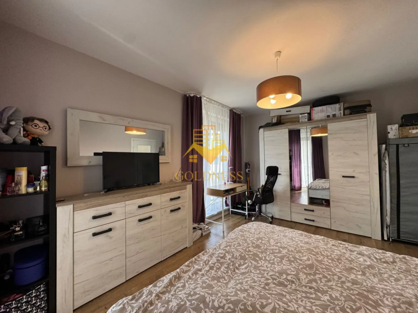 2 camere, terasa 14, parcare,Andrei Muresanu Zona Revo, Pet Friendly - GOLDNESS Imobiliare vă propune spre închiriere un apartament cu 2 camere complet mobilat și utilat, la etajul 4 într-un imobil de 5 etaje, în Cartierul Andrei Muresanu.
Dispune de loc de parcare subterana inclusa in pret!
Se află în apropierea stațiilor de transport în comun, magazine, restaurante, spații verzi, farmacii, etc. 

Apartamentul este compartimentat astfel:
 - dormitor cu pat matrimonial, dressing, noptiere
 - living cu canapea extensibila, spatiu pentru depozitare, TV
 - bucatarie complet mobilata, utilata, loc de luat masa
 - baie cu cada, calorifer port prosop și dulap pentru depozitare.
 - terasa de 14 mp.

Imobilul este dotat cu toate cele necesare- centrală proprie, frigider, aragaz, hotă, mașină de spălat haine, masina de spalat vase etc. 

Dacă sunteți interesați de acest apartament și doriți să îl vizionați, dar și pentru alte oferte nu ezitați să ne contactați telefonic sau prin e-mail. Vă stăm la dispoziție!

Pentru intermediere se percepe un comision de 50% din prețul chiriei!