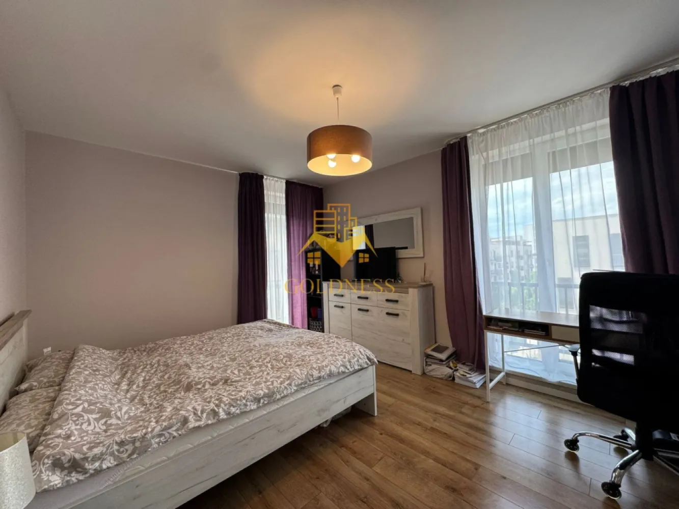 2 camere, terasa 14, parcare,Andrei Muresanu Zona Revo, Pet Friendly - GOLDNESS Imobiliare vă propune spre închiriere un apartament cu 2 camere complet mobilat și utilat, la etajul 4 într-un imobil de 5 etaje, în Cartierul Andrei Muresanu.
Dispune de loc de parcare subterana inclusa in pret!
Se află în apropierea stațiilor de transport în comun, magazine, restaurante, spații verzi, farmacii, etc. 

Apartamentul este compartimentat astfel:
 - dormitor cu pat matrimonial, dressing, noptiere
 - living cu canapea extensibila, spatiu pentru depozitare, TV
 - bucatarie complet mobilata, utilata, loc de luat masa
 - baie cu cada, calorifer port prosop și dulap pentru depozitare.
 - terasa de 14 mp.

Imobilul este dotat cu toate cele necesare- centrală proprie, frigider, aragaz, hotă, mașină de spălat haine, masina de spalat vase etc. 

Dacă sunteți interesați de acest apartament și doriți să îl vizionați, dar și pentru alte oferte nu ezitați să ne contactați telefonic sau prin e-mail. Vă stăm la dispoziție!

Pentru intermediere se percepe un comision de 50% din prețul chiriei!