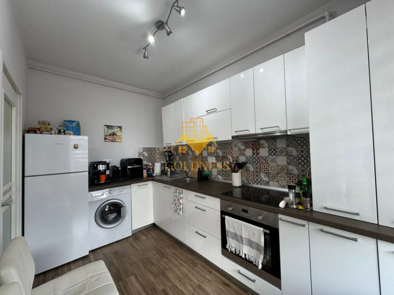 2 camere, terasa 14, parcare,Andrei Muresanu Zona Revo, Pet Friendly - GOLDNESS Imobiliare vă propune spre închiriere un apartament cu 2 camere complet mobilat și utilat, la etajul 4 într-un imobil de 5 etaje, în Cartierul Andrei Muresanu.
Dispune de loc de parcare subterana inclusa in pret!
Se află în apropierea stațiilor de transport în comun, magazine, restaurante, spații verzi, farmacii, etc. 

Apartamentul este compartimentat astfel:
 - dormitor cu pat matrimonial, dressing, noptiere
 - living cu canapea extensibila, spatiu pentru depozitare, TV
 - bucatarie complet mobilata, utilata, loc de luat masa
 - baie cu cada, calorifer port prosop și dulap pentru depozitare.
 - terasa de 14 mp.

Imobilul este dotat cu toate cele necesare- centrală proprie, frigider, aragaz, hotă, mașină de spălat haine, masina de spalat vase etc. 

Dacă sunteți interesați de acest apartament și doriți să îl vizionați, dar și pentru alte oferte nu ezitați să ne contactați telefonic sau prin e-mail. Vă stăm la dispoziție!

Pentru intermediere se percepe un comision de 50% din prețul chiriei!