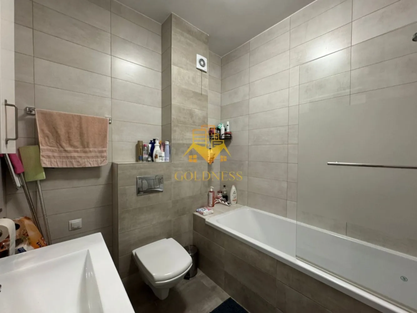 2 camere, terasa 14, parcare,Andrei Muresanu Zona Revo, Pet Friendly - GOLDNESS Imobiliare vă propune spre închiriere un apartament cu 2 camere complet mobilat și utilat, la etajul 4 într-un imobil de 5 etaje, în Cartierul Andrei Muresanu.
Dispune de loc de parcare subterana inclusa in pret!
Se află în apropierea stațiilor de transport în comun, magazine, restaurante, spații verzi, farmacii, etc. 

Apartamentul este compartimentat astfel:
 - dormitor cu pat matrimonial, dressing, noptiere
 - living cu canapea extensibila, spatiu pentru depozitare, TV
 - bucatarie complet mobilata, utilata, loc de luat masa
 - baie cu cada, calorifer port prosop și dulap pentru depozitare.
 - terasa de 14 mp.

Imobilul este dotat cu toate cele necesare- centrală proprie, frigider, aragaz, hotă, mașină de spălat haine, masina de spalat vase etc. 

Dacă sunteți interesați de acest apartament și doriți să îl vizionați, dar și pentru alte oferte nu ezitați să ne contactați telefonic sau prin e-mail. Vă stăm la dispoziție!

Pentru intermediere se percepe un comision de 50% din prețul chiriei!