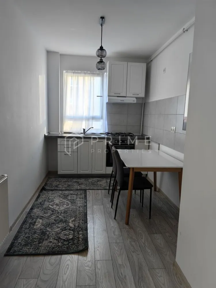 Închiriere Apartament 2 camere. Spațios, Luminos și Gata de mutat ! - Cauți o locuință curată, bine întreținută și situată într-o zonă accesibilă? Vă propunem spre închiriere un apartament generos de 60 mp, situat la etajul 4 al unui imobil cu lift, ideal pentru un cuplu sau o persoană care apreciază confortul și liniștea.

De ce să alegi acest apartament:
Spațiu bine compartimentat: 60 mp utili, cu living luminos, dormitor confortabil și bucătărie complet utilată.
Dotări: Apartamentul se oferă complet mobilat, fiind curat și îngrijit. Include balcon și spații de depozitare suplimentare.
Confort: Bloc dotat cu lift, într-o zonă liniștită, cu acces facil către magazine și mijloace de transport.
Disponibilitate: Pregătit pentru mutare imediată !

Condiții financiare:

Chirie: 375 € / lună.
Garanție: O lună si jumătate. 

Promisiunea Prime Properties:
Vă oferim siguranță, transparență și servicii impecabile pe tot parcursul drumului către casa ideală. Dacă această proprietate nu corespunde nevoilor dumneavoastră, lăsați-ne să găsim alternativa potrivită stilului dumneavoastră de viață.

📞 Contactați-ne astăzi pentru a programa o vizionare !