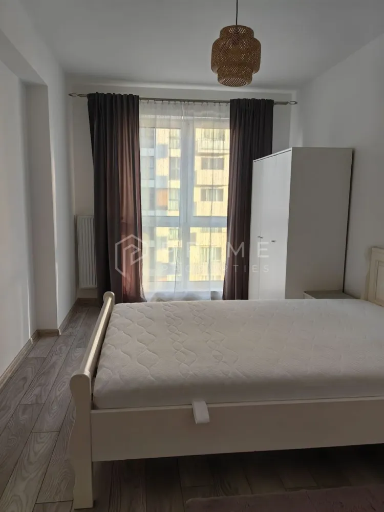 Închiriere Apartament 2 camere. Spațios, Luminos și Gata de mutat ! - Cauți o locuință curată, bine întreținută și situată într-o zonă accesibilă? Vă propunem spre închiriere un apartament generos de 60 mp, situat la etajul 4 al unui imobil cu lift, ideal pentru un cuplu sau o persoană care apreciază confortul și liniștea.

De ce să alegi acest apartament:
Spațiu bine compartimentat: 60 mp utili, cu living luminos, dormitor confortabil și bucătărie complet utilată.
Dotări: Apartamentul se oferă complet mobilat, fiind curat și îngrijit. Include balcon și spații de depozitare suplimentare.
Confort: Bloc dotat cu lift, într-o zonă liniștită, cu acces facil către magazine și mijloace de transport.
Disponibilitate: Pregătit pentru mutare imediată !

Condiții financiare:

Chirie: 375 € / lună.
Garanție: O lună si jumătate. 

Promisiunea Prime Properties:
Vă oferim siguranță, transparență și servicii impecabile pe tot parcursul drumului către casa ideală. Dacă această proprietate nu corespunde nevoilor dumneavoastră, lăsați-ne să găsim alternativa potrivită stilului dumneavoastră de viață.

📞 Contactați-ne astăzi pentru a programa o vizionare !