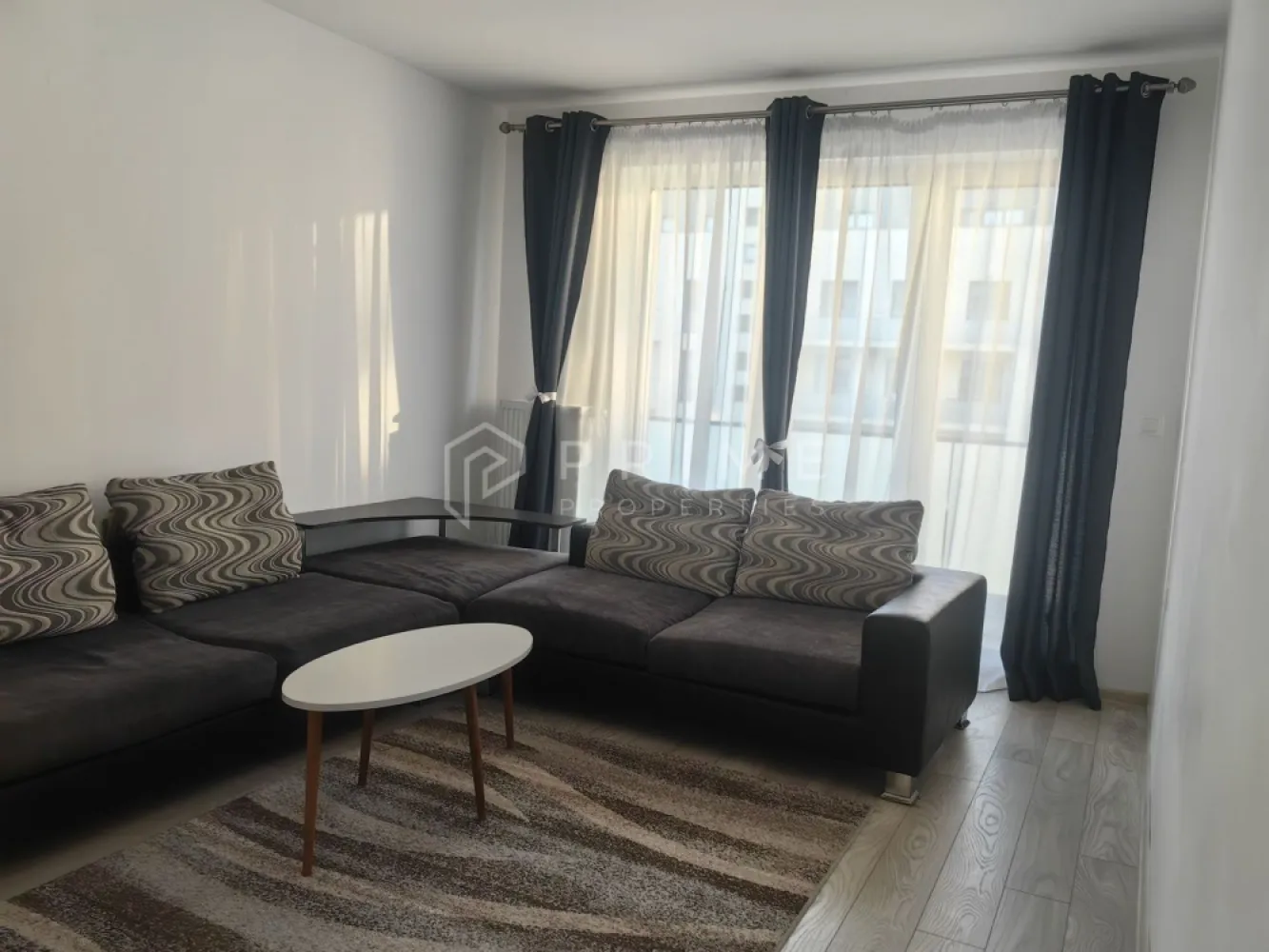Închiriere Apartament 2 camere. Spațios, Luminos și Gata de mutat ! - Cauți o locuință curată, bine întreținută și situată într-o zonă accesibilă? Vă propunem spre închiriere un apartament generos de 60 mp, situat la etajul 4 al unui imobil cu lift, ideal pentru un cuplu sau o persoană care apreciază confortul și liniștea.

De ce să alegi acest apartament:
Spațiu bine compartimentat: 60 mp utili, cu living luminos, dormitor confortabil și bucătărie complet utilată.
Dotări: Apartamentul se oferă complet mobilat, fiind curat și îngrijit. Include balcon și spații de depozitare suplimentare.
Confort: Bloc dotat cu lift, într-o zonă liniștită, cu acces facil către magazine și mijloace de transport.
Disponibilitate: Pregătit pentru mutare imediată !

Condiții financiare:

Chirie: 375 € / lună.
Garanție: O lună si jumătate. 

Promisiunea Prime Properties:
Vă oferim siguranță, transparență și servicii impecabile pe tot parcursul drumului către casa ideală. Dacă această proprietate nu corespunde nevoilor dumneavoastră, lăsați-ne să găsim alternativa potrivită stilului dumneavoastră de viață.

📞 Contactați-ne astăzi pentru a programa o vizionare !