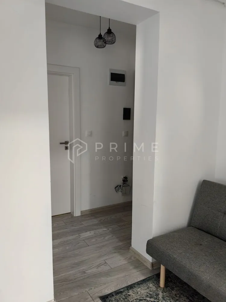 Închiriere Apartament 2 camere. Spațios, Luminos și Gata de mutat ! - Cauți o locuință curată, bine întreținută și situată într-o zonă accesibilă? Vă propunem spre închiriere un apartament generos de 60 mp, situat la etajul 4 al unui imobil cu lift, ideal pentru un cuplu sau o persoană care apreciază confortul și liniștea.

De ce să alegi acest apartament:
Spațiu bine compartimentat: 60 mp utili, cu living luminos, dormitor confortabil și bucătărie complet utilată.
Dotări: Apartamentul se oferă complet mobilat, fiind curat și îngrijit. Include balcon și spații de depozitare suplimentare.
Confort: Bloc dotat cu lift, într-o zonă liniștită, cu acces facil către magazine și mijloace de transport.
Disponibilitate: Pregătit pentru mutare imediată !

Condiții financiare:

Chirie: 375 € / lună.
Garanție: O lună si jumătate. 

Promisiunea Prime Properties:
Vă oferim siguranță, transparență și servicii impecabile pe tot parcursul drumului către casa ideală. Dacă această proprietate nu corespunde nevoilor dumneavoastră, lăsați-ne să găsim alternativa potrivită stilului dumneavoastră de viață.

📞 Contactați-ne astăzi pentru a programa o vizionare !