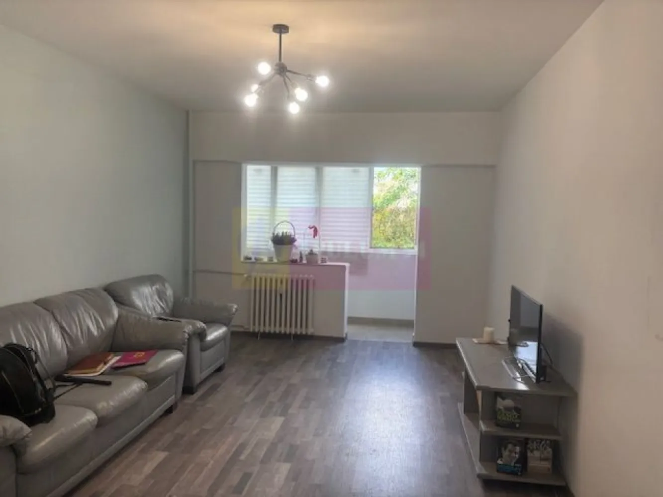 Apartament 3 camere Vergului- Parcul Morarilor. - Compania imobiliara Apulum94 va propune un apartament de 3 camere situat in zona Soseaua Vergului, intr-un bloc retras de la aleea principala, in apropiere de Parcul Morarilor. 
Imobilul este reabilitat termic si este de tip K.
Apartamentul este decomandat, are vedere laterala si spate. 
Interiorul este curat, dar necesita renovare.
Zona este usor accesibila avand in apropiere metrou, statie stb, scoala, gradinita, parc, hypermarket. 
Pentru vizionare si alte detalii nu ezitati sa ma contactati pe nr 0733683446- Laura Ionescu.