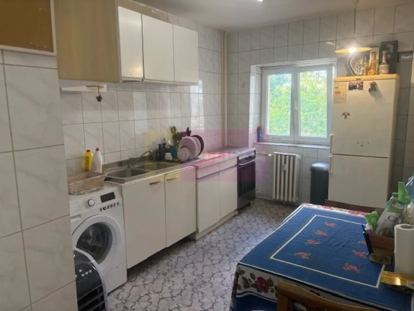 Apartament 3 camere Vergului- Parcul Morarilor. - Compania imobiliara Apulum94 va propune un apartament de 3 camere situat in zona Soseaua Vergului, intr-un bloc retras de la aleea principala, in apropiere de Parcul Morarilor. 
Imobilul este reabilitat termic si este de tip K.
Apartamentul este decomandat, are vedere laterala si spate. 
Interiorul este curat, dar necesita renovare.
Zona este usor accesibila avand in apropiere metrou, statie stb, scoala, gradinita, parc, hypermarket. 
Pentru vizionare si alte detalii nu ezitati sa ma contactati pe nr 0733683446- Laura Ionescu.