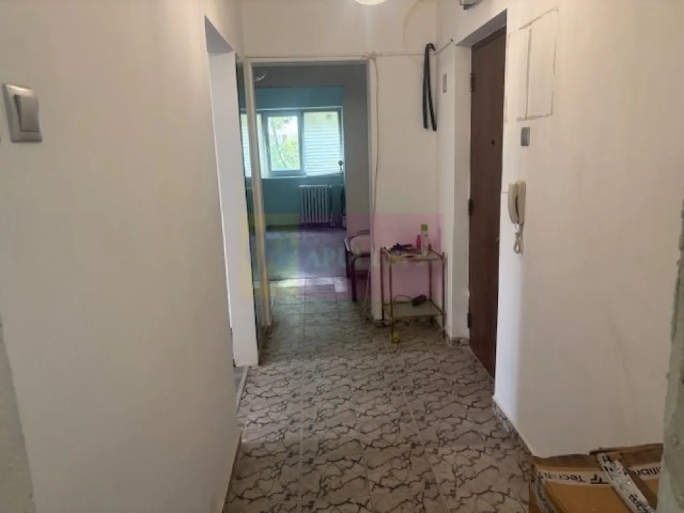 Apartament 3 camere Vergului- Parcul Morarilor. - Compania imobiliara Apulum94 va propune un apartament de 3 camere situat in zona Soseaua Vergului, intr-un bloc retras de la aleea principala, in apropiere de Parcul Morarilor. 
Imobilul este reabilitat termic si este de tip K.
Apartamentul este decomandat, are vedere laterala si spate. 
Interiorul este curat, dar necesita renovare.
Zona este usor accesibila avand in apropiere metrou, statie stb, scoala, gradinita, parc, hypermarket. 
Pentru vizionare si alte detalii nu ezitati sa ma contactati pe nr 0733683446- Laura Ionescu.