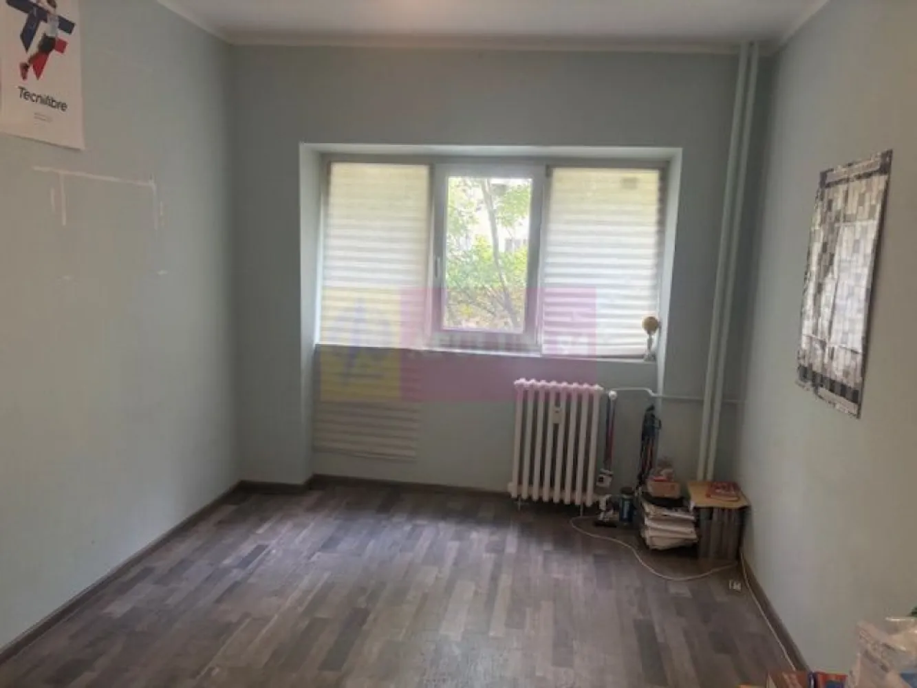 Apartament 3 camere Vergului- Parcul Morarilor. - Compania imobiliara Apulum94 va propune un apartament de 3 camere situat in zona Soseaua Vergului, intr-un bloc retras de la aleea principala, in apropiere de Parcul Morarilor. 
Imobilul este reabilitat termic si este de tip K.
Apartamentul este decomandat, are vedere laterala si spate. 
Interiorul este curat, dar necesita renovare.
Zona este usor accesibila avand in apropiere metrou, statie stb, scoala, gradinita, parc, hypermarket. 
Pentru vizionare si alte detalii nu ezitati sa ma contactati pe nr 0733683446- Laura Ionescu.
