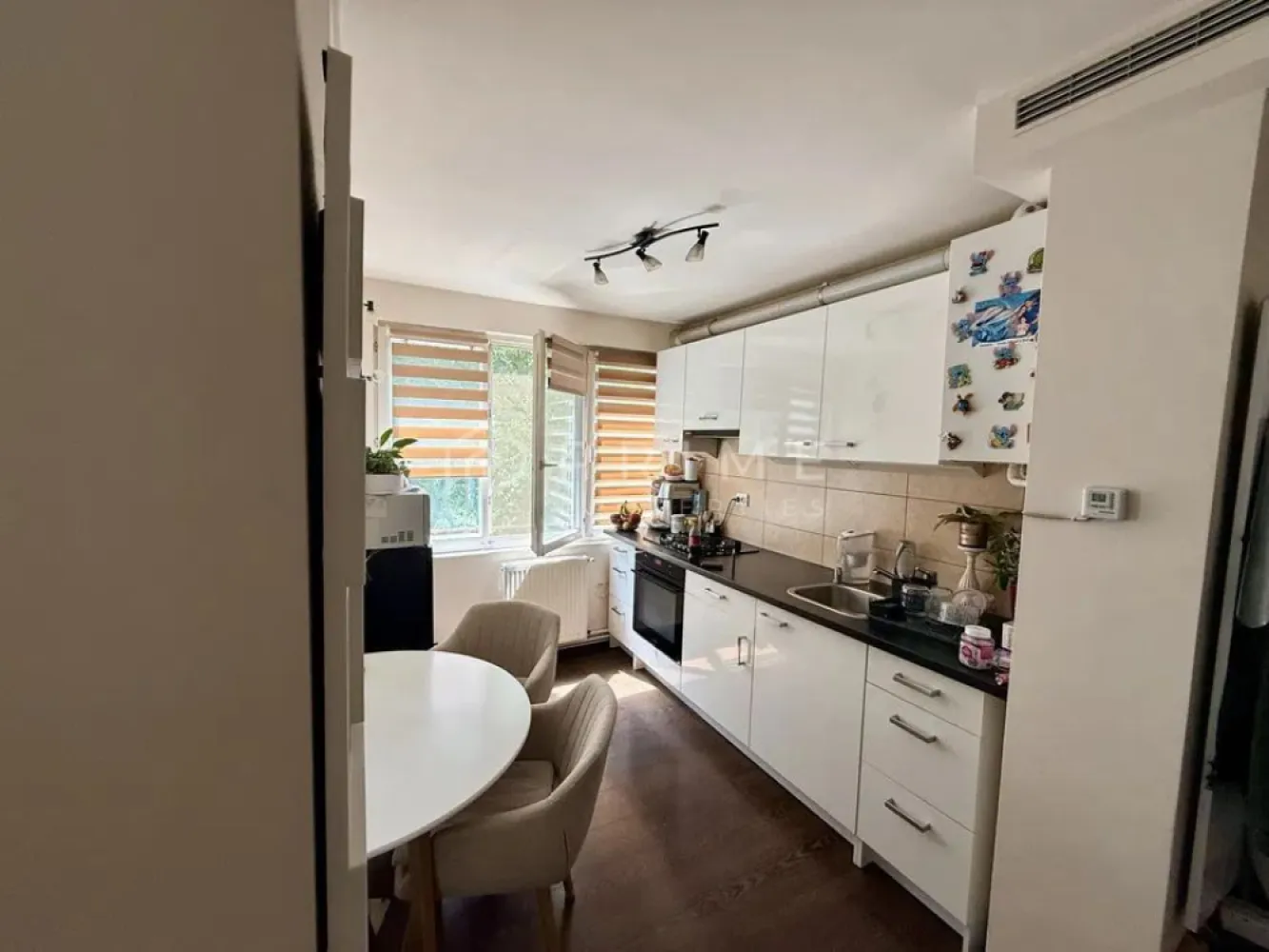 Apartament cu 3 camere – Cartier Cornișa, Strada Victor Babeș - Vă propunem spre vânzare un apartament cu 3 camere, situat în probabil cea mai căutată zonă imobiliară din Târgu Mureș: cartierul Cornișa, pe strada Victor Babeș. Datorită poziționării sale ultra-strategice, proprietatea reprezintă o oportunitate de top pentru investiție (randament excelent la închiriere pentru studenți) sau pentru locuit.

Detalii principale:

Suprafață totală: 57 mp
Regim de înălțime: Etajul 3 din 4
Compartimentare modernă: Configurat inteligent pentru a maximiza spațiul, fiind compus din living cu bucătărie de tip open space, două dormitoare separate, o baie și balcon.
Stare și disponibilitate:
Dotări: Apartamentul se vinde parțial mobilat și utilat, oferind noilor proprietari flexibilitate în personalizarea spațiului.
Eliberare: Proprietatea se poate elibera în termen de aproximativ 6 săptămâni

Localizare de excepție:
Apartamentul se află în imediata proximitate a punctelor de interes majore ale zonei:
Universitatea de Medicină, Farmacie, Științe și Tehnologie (UMFST)
Căminele studențești
Clinicile medicale și Spitalul Clinic Județean de Urgență
Stații de transport în comun, spații verzi și zone comerciale

Fie că vă doriți o locuință într-o zonă verde și liniștită, fie că doriți să faceți o investiție sigură pe piața chiriilor cu adresabilitate directă către studenți și cadre medicale, acest apartament este alegerea ideală.

Promisiunea Prime Properties:
Vă oferim siguranță, transparență și servicii impecabile pe tot parcursul drumului către casa ideală. Dacă această proprietate nu corespunde nevoilor dumneavoastră, lăsați-ne să găsim alternativa potrivită stilului dumneavoastră de viață.

Pentru informații suplimentare și programarea unei vizionări, vă rugăm să ne contactați.