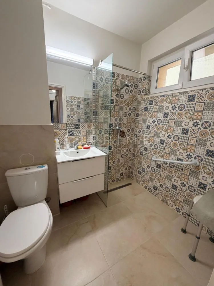 Apartament 2 camere, Decomandat| Potențial de renovare| Orientare Sud - Vă propunem spre vânzare un apartament decomandat, situat la etajul 5 din 9, într-un bloc izolat termic și dotat cu lift. 
Datorită orientării sale sudice, locuința beneficiază de o luminozitate naturală excelentă pe tot parcursul zilei, fiind o bază solidă pentru un proiect de amenajare personalizat.

Detalii principale:
Suprafață: 47 mp utili + balcon generos de 7 mp.
Compartimentare: Decomandat – bucătărie separată, living, dormitor, baie și debară pentru depozitare.
Stare: Apartamentul necesită renovare, oferindu-vă libertatea de a alege finisajele după propriul gust.
Dotări și renovări: Apartamentul dispune de geamuri termopan la balcon și la una dintre camere. Baia este complet renovată și beneficiază de geam termopan nou. 
Pentru bucătărie și a doua cameră, geamurile sunt cele originale.
Confort: Orientare sudică, foarte luminos și călduros.

Preț de vânzare: 84.000 EUR

Promisiunea Prime Properties:
Vă oferim siguranță, transparență și servicii impecabile pe tot parcursul drumului către casa ideală. Dacă această proprietate nu corespunde nevoilor dumneavoastră, lăsați-ne să găsim alternativa potrivită stilului dumneavoastră de viață.

📞 Contactați-ne astăzi pentru detalii suplimentare și vizionări !