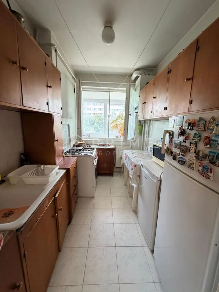 Apartament 2 camere, Decomandat| Potențial de renovare| Orientare Sud - Vă propunem spre vânzare un apartament decomandat, situat la etajul 5 din 9, într-un bloc izolat termic și dotat cu lift. 
Datorită orientării sale sudice, locuința beneficiază de o luminozitate naturală excelentă pe tot parcursul zilei, fiind o bază solidă pentru un proiect de amenajare personalizat.

Detalii principale:
Suprafață: 47 mp utili + balcon generos de 7 mp.
Compartimentare: Decomandat – bucătărie separată, living, dormitor, baie și debară pentru depozitare.
Stare: Apartamentul necesită renovare, oferindu-vă libertatea de a alege finisajele după propriul gust.
Dotări și renovări: Apartamentul dispune de geamuri termopan la balcon și la una dintre camere. Baia este complet renovată și beneficiază de geam termopan nou. 
Pentru bucătărie și a doua cameră, geamurile sunt cele originale.
Confort: Orientare sudică, foarte luminos și călduros.

Preț de vânzare: 84.000 EUR

Promisiunea Prime Properties:
Vă oferim siguranță, transparență și servicii impecabile pe tot parcursul drumului către casa ideală. Dacă această proprietate nu corespunde nevoilor dumneavoastră, lăsați-ne să găsim alternativa potrivită stilului dumneavoastră de viață.

📞 Contactați-ne astăzi pentru detalii suplimentare și vizionări !