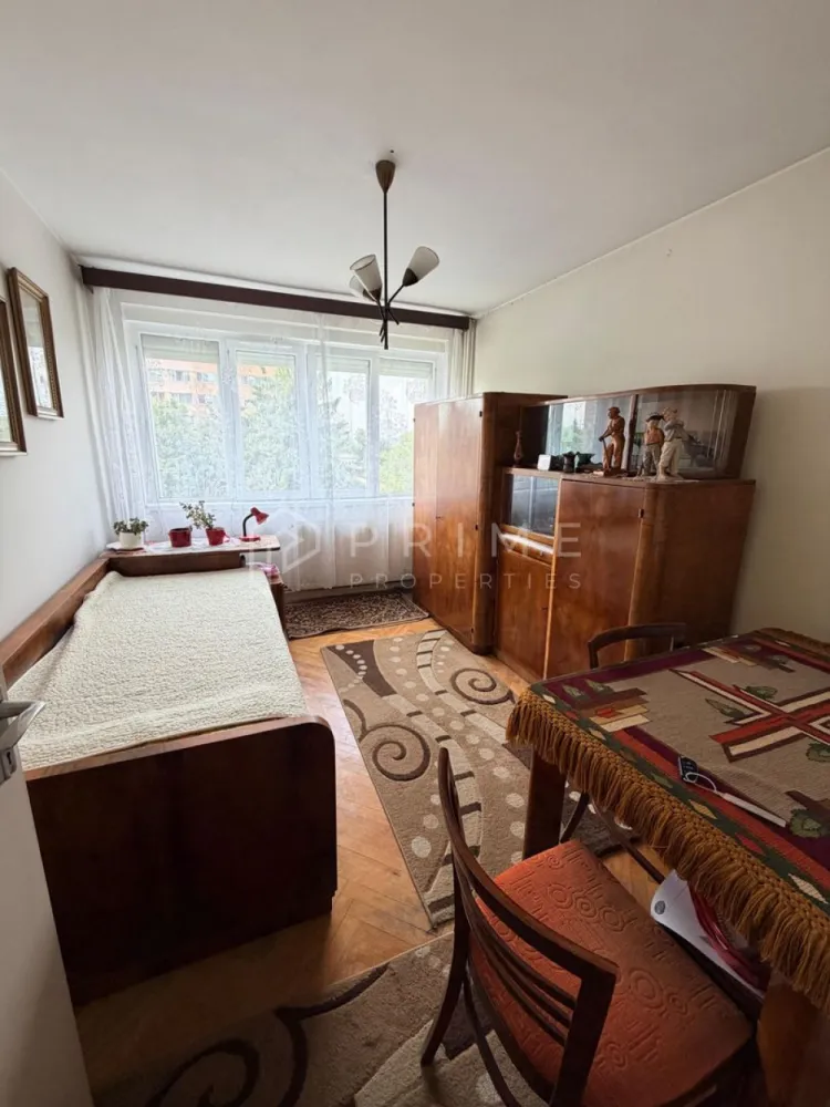 Apartament 2 camere, Decomandat| Potențial de renovare| Orientare Sud - Vă propunem spre vânzare un apartament decomandat, situat la etajul 5 din 9, într-un bloc izolat termic și dotat cu lift. 
Datorită orientării sale sudice, locuința beneficiază de o luminozitate naturală excelentă pe tot parcursul zilei, fiind o bază solidă pentru un proiect de amenajare personalizat.

Detalii principale:
Suprafață: 47 mp utili + balcon generos de 7 mp.
Compartimentare: Decomandat – bucătărie separată, living, dormitor, baie și debară pentru depozitare.
Stare: Apartamentul necesită renovare, oferindu-vă libertatea de a alege finisajele după propriul gust.
Dotări și renovări: Apartamentul dispune de geamuri termopan la balcon și la una dintre camere. Baia este complet renovată și beneficiază de geam termopan nou. 
Pentru bucătărie și a doua cameră, geamurile sunt cele originale.
Confort: Orientare sudică, foarte luminos și călduros.

Preț de vânzare: 84.000 EUR

Promisiunea Prime Properties:
Vă oferim siguranță, transparență și servicii impecabile pe tot parcursul drumului către casa ideală. Dacă această proprietate nu corespunde nevoilor dumneavoastră, lăsați-ne să găsim alternativa potrivită stilului dumneavoastră de viață.

📞 Contactați-ne astăzi pentru detalii suplimentare și vizionări !