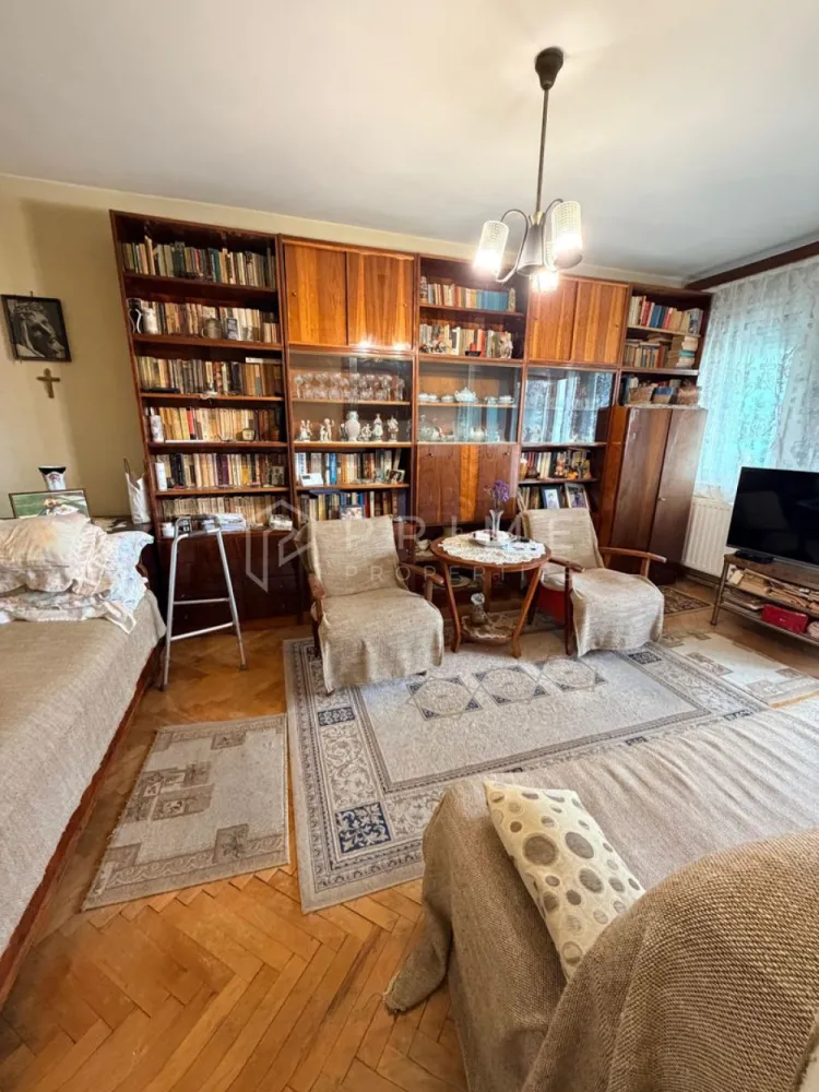 Apartament 2 camere, Decomandat| Potențial de renovare| Orientare Sud - Vă propunem spre vânzare un apartament decomandat, situat la etajul 5 din 9, într-un bloc izolat termic și dotat cu lift. 
Datorită orientării sale sudice, locuința beneficiază de o luminozitate naturală excelentă pe tot parcursul zilei, fiind o bază solidă pentru un proiect de amenajare personalizat.

Detalii principale:
Suprafață: 47 mp utili + balcon generos de 7 mp.
Compartimentare: Decomandat – bucătărie separată, living, dormitor, baie și debară pentru depozitare.
Stare: Apartamentul necesită renovare, oferindu-vă libertatea de a alege finisajele după propriul gust.
Dotări și renovări: Apartamentul dispune de geamuri termopan la balcon și la una dintre camere. Baia este complet renovată și beneficiază de geam termopan nou. 
Pentru bucătărie și a doua cameră, geamurile sunt cele originale.
Confort: Orientare sudică, foarte luminos și călduros.

Preț de vânzare: 84.000 EUR

Promisiunea Prime Properties:
Vă oferim siguranță, transparență și servicii impecabile pe tot parcursul drumului către casa ideală. Dacă această proprietate nu corespunde nevoilor dumneavoastră, lăsați-ne să găsim alternativa potrivită stilului dumneavoastră de viață.

📞 Contactați-ne astăzi pentru detalii suplimentare și vizionări !