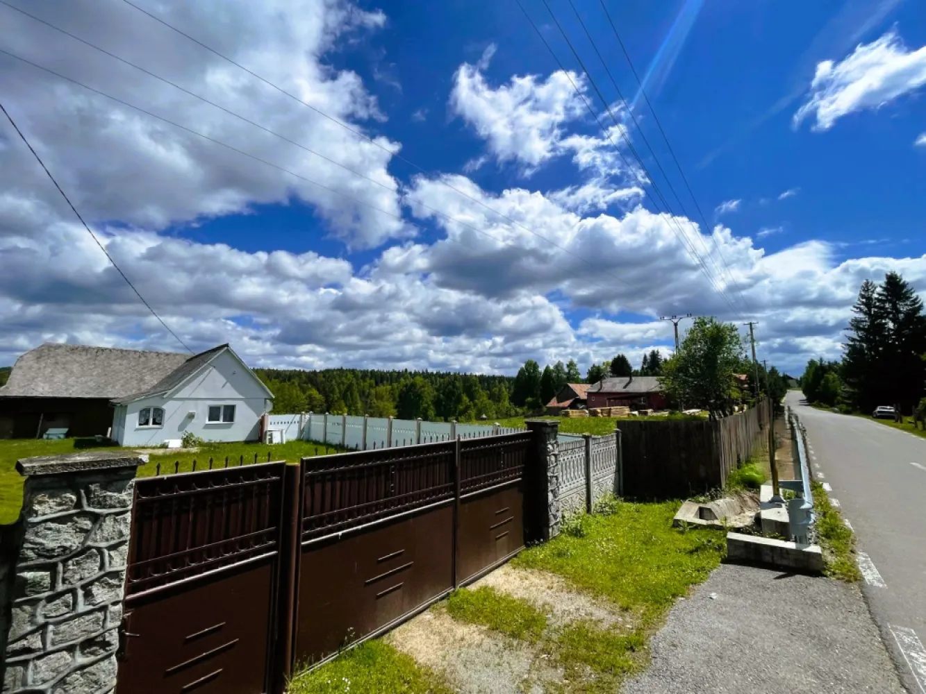Refugiu in Apuseni-teren intravilan cu padure si priveliste -9403mp - Refugiu privat în inima Apusenilor.Proprietate rară în Călățele Pădure: teren intravilan cu pădure și panoramă amplă asupra naturii, într-o zonă cu liniște autentică și acces facil.Loc ideal pentru dezvoltarea unei cabane premium, a unui retreat boutique sau a unei proprietăți de vacanță pentru cei care caută intimitate, natură și priveliști spectaculoase.Acces rapid din drum asfaltat, utilități în apropiere, cadru natural excepțional.Un loc cu adevărat special, greu de replicat.N.B. Vanzatorul este persoana fizica.
