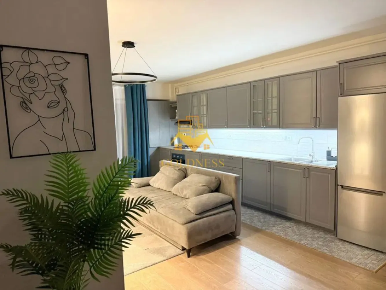 2 camere open space, Bosch NTT Data, Scala Centar, Zona Centrala - GOLDNESS Imobiliare vă propune spre închiriere un apartament cu 2 camere complet mobilat și utilat, la etajul 2 într-un imobil de 7 etaje, în Zona Centrala.
Posibilitate de parcare in zona!
Se află în apropierea stațiilor de transport în comun, magazine, restaurante, spații verzi, farmacii, etc. 

Apartamentul este compartimentat astfel:
 - dormitor cu pat matrimonial, dressing, noptiere
 - living cu bucatarie open space complet utilată și mobilată, canapea, loc de servit masa, dulap pentru depozitare
 - baie , calorifer port prosop și dulap pentru depozitare.
 - terasa de 8 mp.

Imobilul este dotat cu toate cele necesare- centrală proprie, frigider, aragaz, hotă, mașină de spălat haine, etc. 

Dacă sunteți interesați de acest apartament și doriți să îl vizionați, dar și pentru alte oferte nu ezitați să ne contactați telefonic sau prin e-mail. Vă stăm la dispoziție!
Pentru intermediere se percepe un comision de 50% din prețul chiriei!