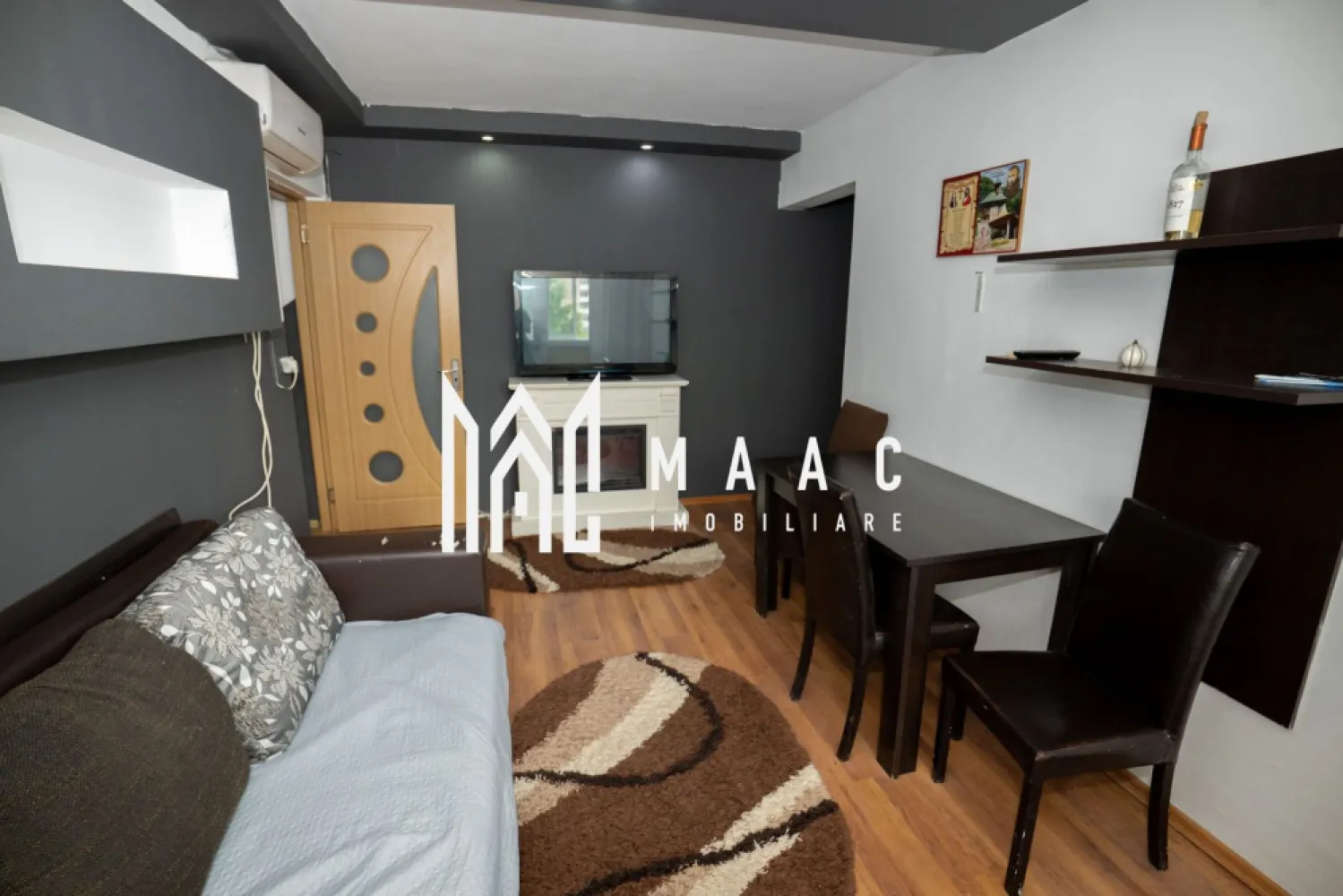APARTAMENT 3 CAMERE| MOBILAT SI UTILAT| OSTROVENI - MAAC Imobiliare propune spre vanzare apartament cu 3 camere, situat în zona Ostroveni – Tic Tac, la etajul 4, având o suprafață utilă de 50 mp.

Apartamentul este compartimentat astfel:

2 dormitoare
living
bucătărie
baie
hol
balcon

Locuința se vinde complet mobilată și utilată, fiind ideală atât pentru locuit, cât și pentru investiție. Zona oferă acces facil către magazine, școli, mijloace de transport și alte puncte de interes.

Pentru mai multe informații și programarea unei vizionări, contactați echipa MAAC Imobiliare.