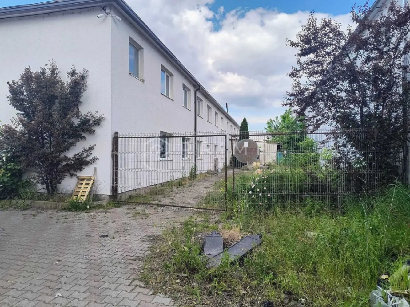 Spațiu industrial modern cu panouri fotovoltaice și acces TIR - Hala multifuncțională / spațiu producție de vânzare – str. Mureșeni, Târgu Mureș
Proprietate industrială modernă, pregătită pentru producție, logistică sau investiție

Vă propunem spre vânzare un spațiu multifuncțional cu destinație industrială/comercială, situat pe strada Mureșeni din Târgu Mureș, într-o zonă cu acces facil pentru transport și activități logistice. Proprietatea este ideală pentru producție, depozitare, showroom, servicii tehnice sau activități mixte.

📐 Suprafață construită totală: 1.160 mp
🏢 Regim de înălțime: Parter + Etaj
📏 Suprafață / nivel: aproximativ 580 mp

Caracteristici principale:
Acces din două străzi
Posibilitate de organizare eficientă a fluxului tehnologic
Compartimentare flexibilă – se poate reconfigura în funcție de activitate
Acces TIR facil
Curent trifazic – 100 kW
Spațiu ideal pentru producție, logistică sau activități comerciale
Eficiență energetică și dotări:
Sistem fotovoltaic instalat – 51,4 kW
Posibilitate de extindere a capacității panourilor solare
Costuri operaționale reduse datorită producției proprii de energie
Magazie / șopron acoperit pentru depozitare suplimentară
Antaje competitive:
Configurație foarte practică pentru activități industriale
Accesibilitate excelentă pentru aprovizionare și distribuție
Posibilitate de separare pe funcțiuni sau compartimentare pe firme/departamente
Proprietate potrivită atât pentru utilizare proprie, cât și pentru investiție și închiriere
Potrivit pentru:
Producție industrială sau manufactură
Logistică și depozitare
Showroom + spațiu tehnic
Service / atelier / activități comerciale
Investiție cu randament din închiriere
 Preț: 550.000 Euro
Pentru detalii suplimentare, planuri sau programarea unei vizionări, vă invităm să ne contactați!