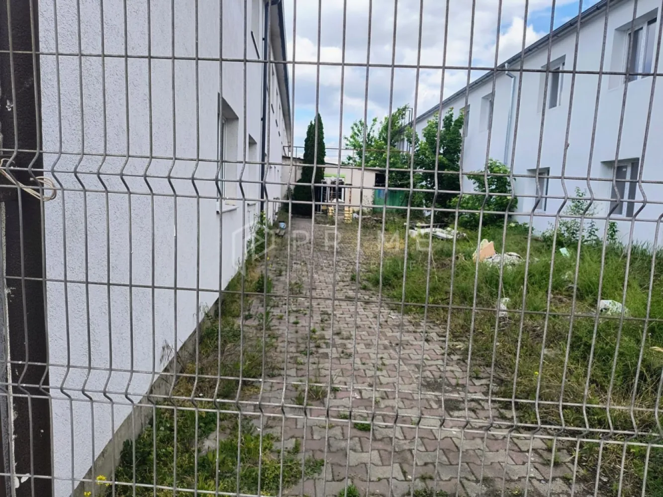 Spațiu industrial modern cu panouri fotovoltaice și acces TIR - Hala multifuncțională / spațiu producție de vânzare – str. Mureșeni, Târgu Mureș
Proprietate industrială modernă, pregătită pentru producție, logistică sau investiție

Vă propunem spre vânzare un spațiu multifuncțional cu destinație industrială/comercială, situat pe strada Mureșeni din Târgu Mureș, într-o zonă cu acces facil pentru transport și activități logistice. Proprietatea este ideală pentru producție, depozitare, showroom, servicii tehnice sau activități mixte.

📐 Suprafață construită totală: 1.160 mp
🏢 Regim de înălțime: Parter + Etaj
📏 Suprafață / nivel: aproximativ 580 mp

Caracteristici principale:
Acces din două străzi
Posibilitate de organizare eficientă a fluxului tehnologic
Compartimentare flexibilă – se poate reconfigura în funcție de activitate
Acces TIR facil
Curent trifazic – 100 kW
Spațiu ideal pentru producție, logistică sau activități comerciale
Eficiență energetică și dotări:
Sistem fotovoltaic instalat – 51,4 kW
Posibilitate de extindere a capacității panourilor solare
Costuri operaționale reduse datorită producției proprii de energie
Magazie / șopron acoperit pentru depozitare suplimentară
Antaje competitive:
Configurație foarte practică pentru activități industriale
Accesibilitate excelentă pentru aprovizionare și distribuție
Posibilitate de separare pe funcțiuni sau compartimentare pe firme/departamente
Proprietate potrivită atât pentru utilizare proprie, cât și pentru investiție și închiriere
Potrivit pentru:
Producție industrială sau manufactură
Logistică și depozitare
Showroom + spațiu tehnic
Service / atelier / activități comerciale
Investiție cu randament din închiriere
 Preț: 550.000 Euro
Pentru detalii suplimentare, planuri sau programarea unei vizionări, vă invităm să ne contactați!