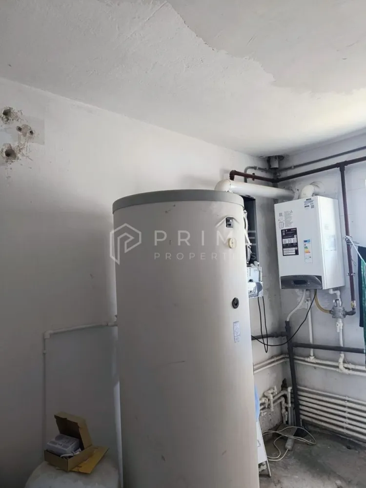 Spațiu industrial modern cu panouri fotovoltaice și acces TIR - Hala multifuncțională / spațiu producție de vânzare – str. Mureșeni, Târgu Mureș
Proprietate industrială modernă, pregătită pentru producție, logistică sau investiție

Vă propunem spre vânzare un spațiu multifuncțional cu destinație industrială/comercială, situat pe strada Mureșeni din Târgu Mureș, într-o zonă cu acces facil pentru transport și activități logistice. Proprietatea este ideală pentru producție, depozitare, showroom, servicii tehnice sau activități mixte.

📐 Suprafață construită totală: 1.160 mp
🏢 Regim de înălțime: Parter + Etaj
📏 Suprafață / nivel: aproximativ 580 mp

Caracteristici principale:
Acces din două străzi
Posibilitate de organizare eficientă a fluxului tehnologic
Compartimentare flexibilă – se poate reconfigura în funcție de activitate
Acces TIR facil
Curent trifazic – 100 kW
Spațiu ideal pentru producție, logistică sau activități comerciale
Eficiență energetică și dotări:
Sistem fotovoltaic instalat – 51,4 kW
Posibilitate de extindere a capacității panourilor solare
Costuri operaționale reduse datorită producției proprii de energie
Magazie / șopron acoperit pentru depozitare suplimentară
Antaje competitive:
Configurație foarte practică pentru activități industriale
Accesibilitate excelentă pentru aprovizionare și distribuție
Posibilitate de separare pe funcțiuni sau compartimentare pe firme/departamente
Proprietate potrivită atât pentru utilizare proprie, cât și pentru investiție și închiriere
Potrivit pentru:
Producție industrială sau manufactură
Logistică și depozitare
Showroom + spațiu tehnic
Service / atelier / activități comerciale
Investiție cu randament din închiriere
 Preț: 550.000 Euro
Pentru detalii suplimentare, planuri sau programarea unei vizionări, vă invităm să ne contactați!