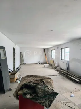 Spațiu industrial modern cu panouri fotovoltaice și acces TIR