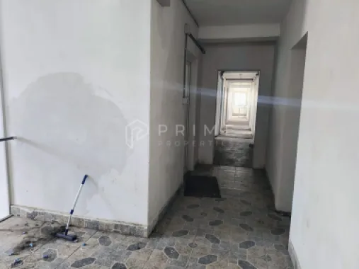 Spațiu industrial modern cu panouri fotovoltaice și acces TIR
