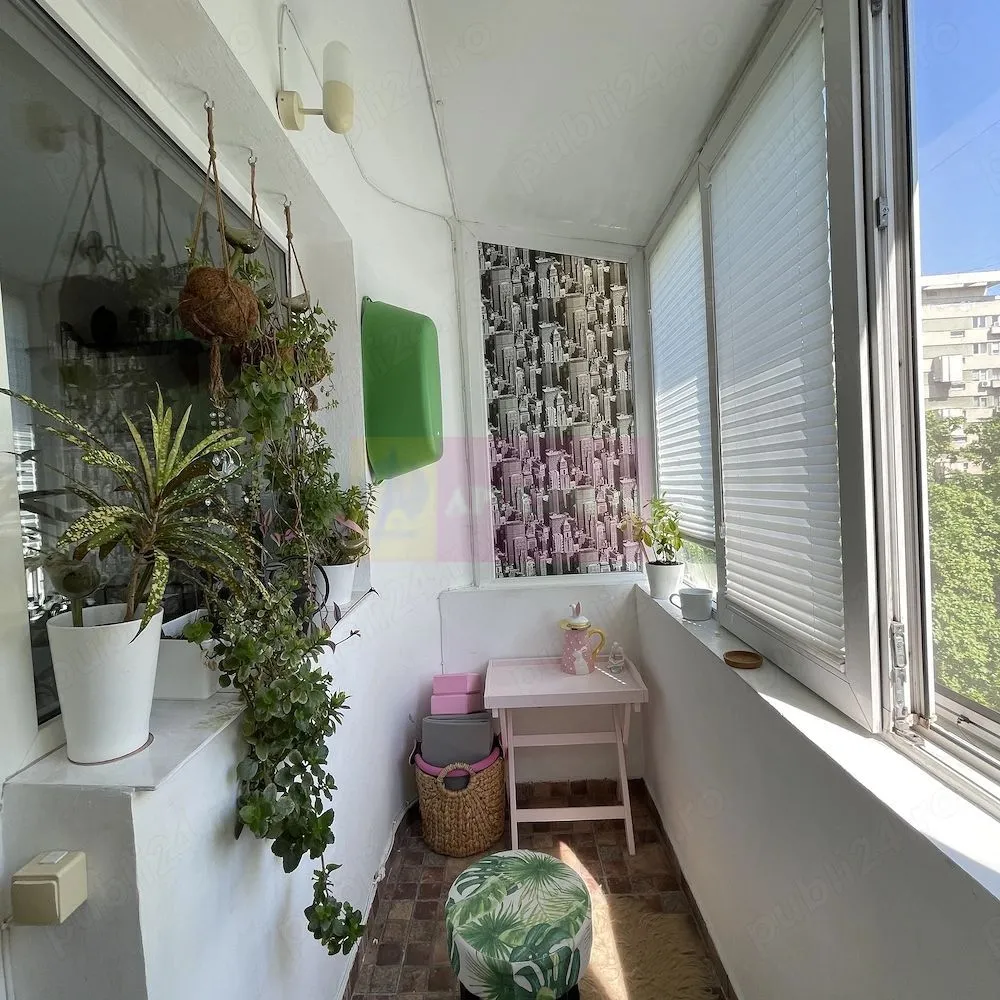 2 camere Drumul Taberei - Favorit | 2 min metrou, mobilat, zona verde - Agentia Imobiliara Apulum 94, va ofera spre vanzare
Apartament 2 camere, semidecomandat, zona Favorit , la 2 minute reale de mers pe jos pana la metrou, intr-o zona foarte linistita, cu mult spatiu verde si fara zgomot trafic. Orientare sud, foarte luminos. Renovat si foarte bine intretinut. Instalatia electrica refacuta complet, iar instalația sanitara a fost refacuta integral la bucatarie, inclusiv tevile comune ale blocului.

Bloc reabilitat termic si anvelopat, terasa blocului refacuta relativ recent; bloc pe structura de beton armat si caramida. Bloc curat, vecini civilizati.

45.95 mp utili (48.83 mp total), etajul 4 4

Se vinde complet mobilat și utilat:

mobilier bucatarie realizat integral la comanda
bucatarie spatioasa, complet utilata: plita cu inductie, cuptor electric, hota, masina de spalat vase, masina de spalat rufe, cuptor cu microunde, prize multiple
aer conditionat
Alte beneficii: balcon inchis, geamuri termopan, usa metalica, multiple spatii de depozitare. Baia este compacta si prevazuta cu ventilatie electrica.

Localizare:

2 minute pana la metrou Favorit
10 minute pana la Parcul Drumul Taberei (Moghioroș)
15 minute pana la AFI Cotroceni si Plaza Romania
7 minute de piata Moghioros si piata Orizont
 gradinita, liceu si facilitati in apropiere
Apartamentul este potrivit pentru persoane care cauta o locuinta luminoasa, complet mobilata si bine utilata, intr-o zona verde si linistita a Bucurestiului