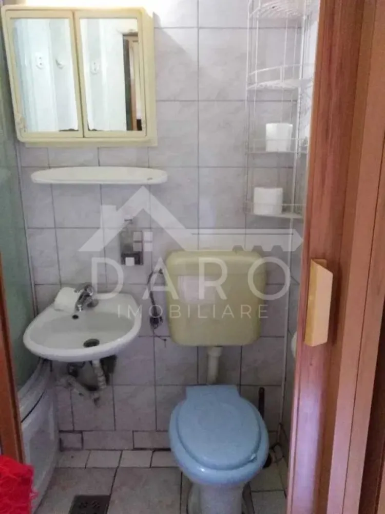 🏡 Casă de vânzare | Zonă centrală | 260 mp utili | 148.000 € - 🏡 Casă de vânzare | Zonă centrală | 260 mp utili | 148.000 €
O oportunitate rară în zona centrală! Casă spațioasă, singur în curte, ideală pentru locuință, investiție sau activitate de birouri/cabinet.
📐 Suprafață utilă: 260 mp
🌳 Teren: 300 mp
💰 Preț: 148.000 €
Compartimentare:
3 camere mari și luminoase
2 bucătării
2 băi
Pivniță spațioasă
Dotări:
✔ Geamuri termopan
✔ Pardoseli din parchet și gresie
✔ Casă bine întreținută
Avantaje:
📍 Zonă centrală – acces rapid către toate punctele de interes
📍 Singur în curte – intimitate totală
📍 Suprafață generoasă – multiple posibilități de compartimentare
📍 Ideală pentru locuință, sediu firmă, cabinet medical sau investiție
💎 Raport excelent preț / suprafață pentru zona centrală!
📞 Detalii și vizionări:
Coman Maria – DARO Imobiliare & Kiwi Finance
📱 0749 535 729
💳 Ai nevoie de credit? Oferim analiză gratuită și soluții de finanțare de la peste 12 bănci.