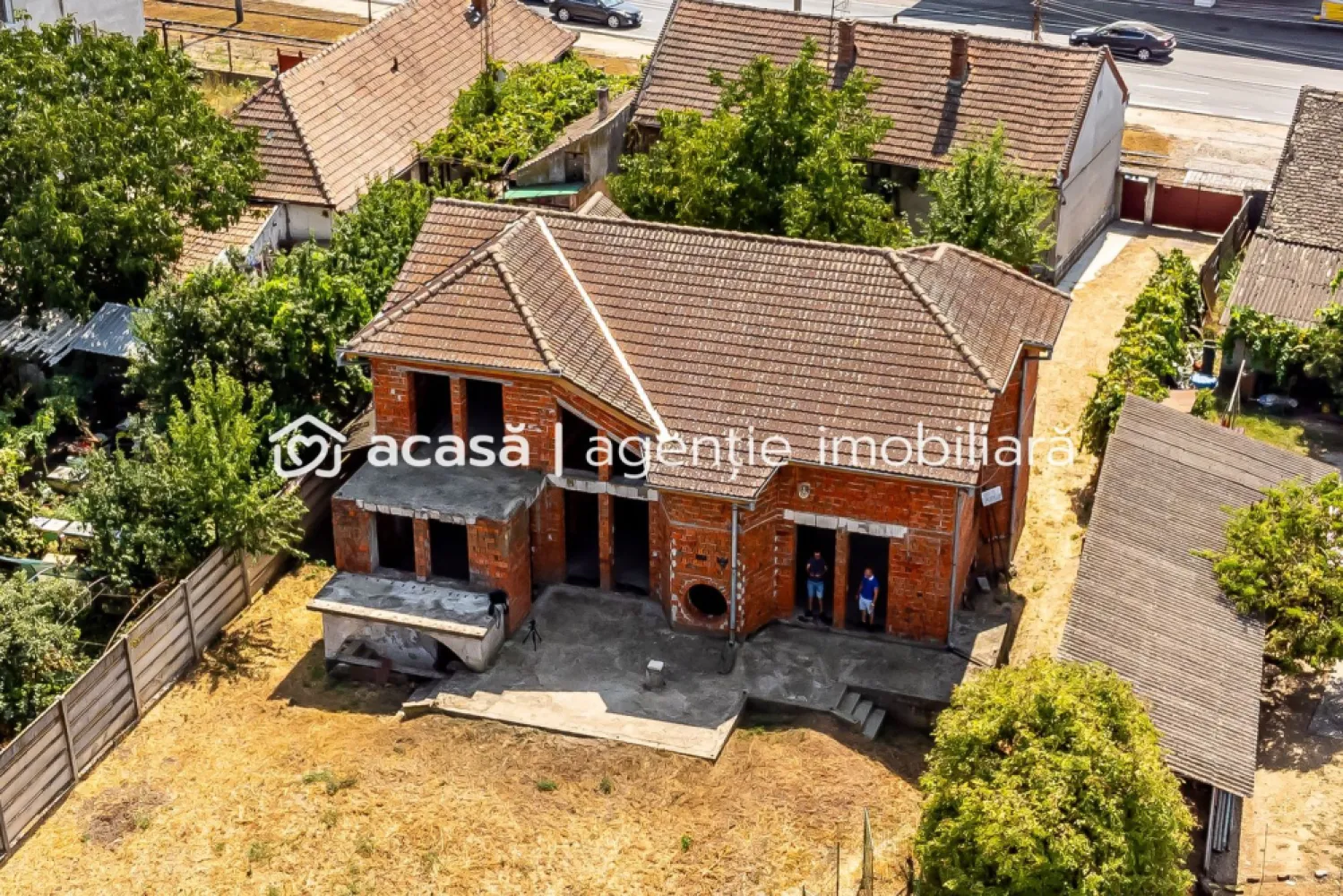 Două case pe Calea Radnei comision 0 - Oportunitate unică de achiziție! 
Casa la roșu cu un proiect minunat, cu o suprafata construita de 475 mp si 14 camere, amplasata pe un teren generos de 1.100 mp cu 2 fronturi stradale mari - 24 m pe Calea Radnei si 35 m pe strada Lipovei. Proprietatea include si o a doua casă la stradă, cu 3 camere, baie, pivnita, având o suprafață construita de 110 mp. Preț de listare 287.000 euro ceea ce poziționează prețul pe mp construit sub 500 - și este negociabil!
Acesta este momentul perfect pentru a transforma această proprietate într-un camin de vis! Contactează-mă pentru mai multe detalii la 0724 694 458 -Dorel Veres consultantimobiliarAcasăArad- și nu rata șansa de a investi intr-un viitor stralucit!