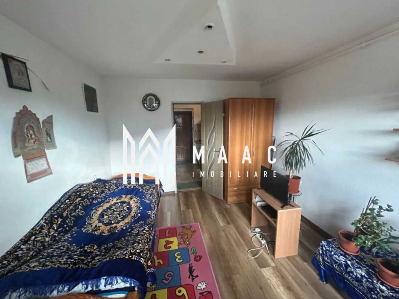 Apartament 1 camera I Etaj 3 I Trei Stejari - Promenada Mall - MAAC Imobiliare îți propune o garsonieră cu potențial, în zona Trei Stejari – o locație excelentă pentru investiție!

📍Poziționată la etajul 3 din 4, această garsonieră se află în imediata apropiere a celor mai importante puncte de interes din Sibiu:
Gara Sibiu
 Promenada Mall
 Spitalul Județean
 Cele mai bune școli și licee
 Stații de transport în comun
 Centrul Istoric
 Kaufland – la doar câțiva pași

✨ Compartimentare:
• Dormitor luminos
• Chicinetă
• Baie proprie

 Spațiul ideal pentru un tânăr profesionist, student sau ca investiție pentru închiriere în regim hotelier sau clasic.
 Pentru mai multe detalii și vizionări, precizati telefonic ca ati vazut anuntul cu ID: CP3112846