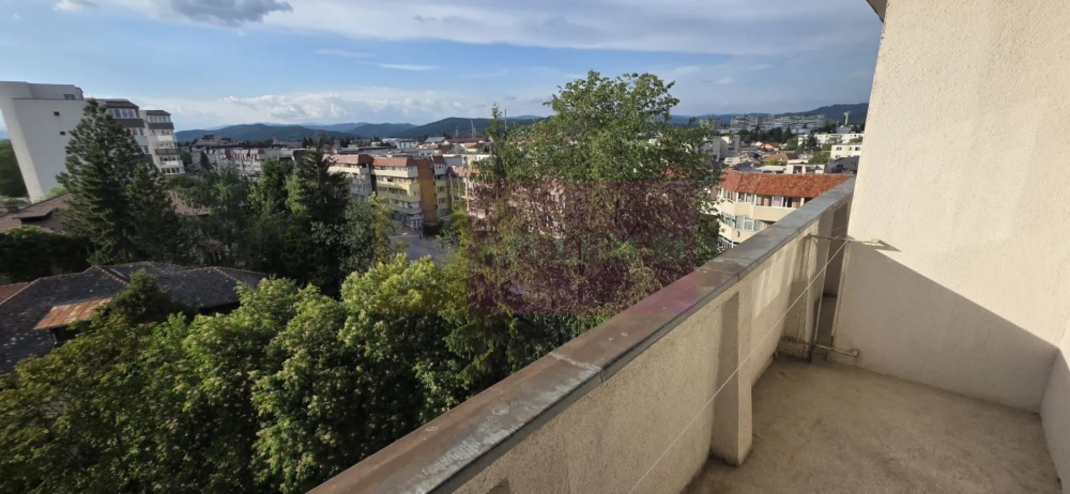 Apartament cu 3 camere de inchiriat in Campina, zona centrala - Apartament cu 3 camere de închiriat în Câmpina – Zona Centrală 

Vă propunem spre închiriere un apartament cu 3 camere, situat în centrul municipiului Câmpina, la etajul 7 al unui bloc cu 10 etaje. Locuința se închiriază complet mobilată și utilată, fiind ideală pentru o familie sau pentru persoane care își doresc confort și acces rapid către toate punctele de interes ale orașului.

Dotări:
Centrală termică proprie și calorifere
Mobilat
Aragaz
Frigider
Mașină de spălat

Avantaje locație:
Zonă centrală
Aproape de piață, magazine, școli și transport public
Bloc cu parcare și loc de joacă pentru copii
Condiții de închiriere:
Perioadă minimă: 1 an
 La semnarea contractului se achită:
• 1 lună chirie
• 1 garanție

Comision Agenția Imobiliară Mervani pentru chiriaș: 1/2 din contravaloarea pentru o lună de chirie.

Contact: 0729 935 536