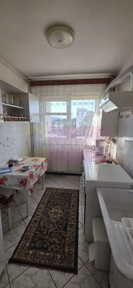 Apartament cu 3 camere de inchiriat in Campina, zona centrala