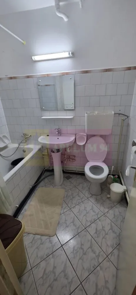 Apartament cu 3 camere de inchiriat in Campina, zona centrala